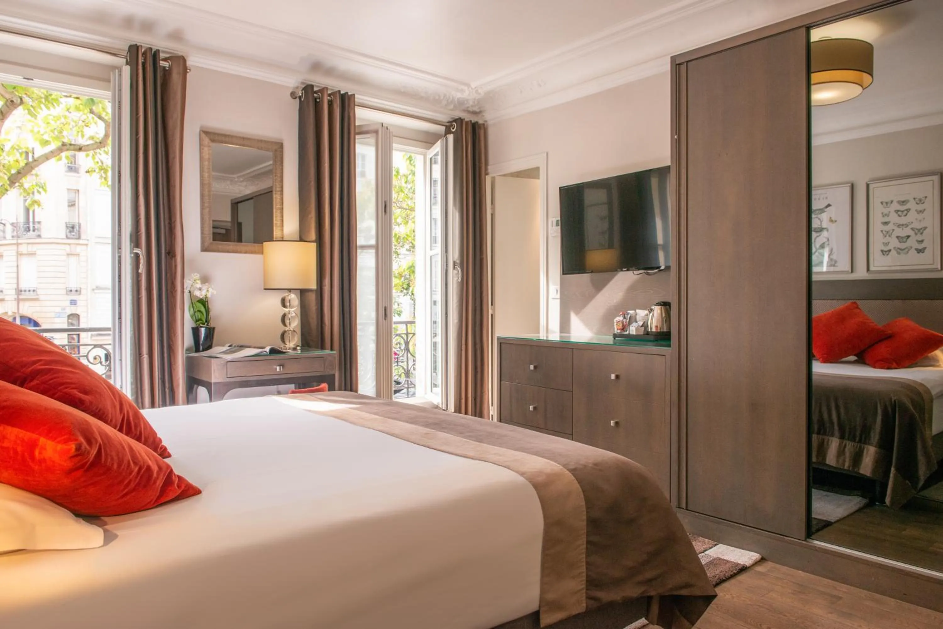 Deluxe Double Room Arc de Triomphe view with Balcony in Régence Etoile