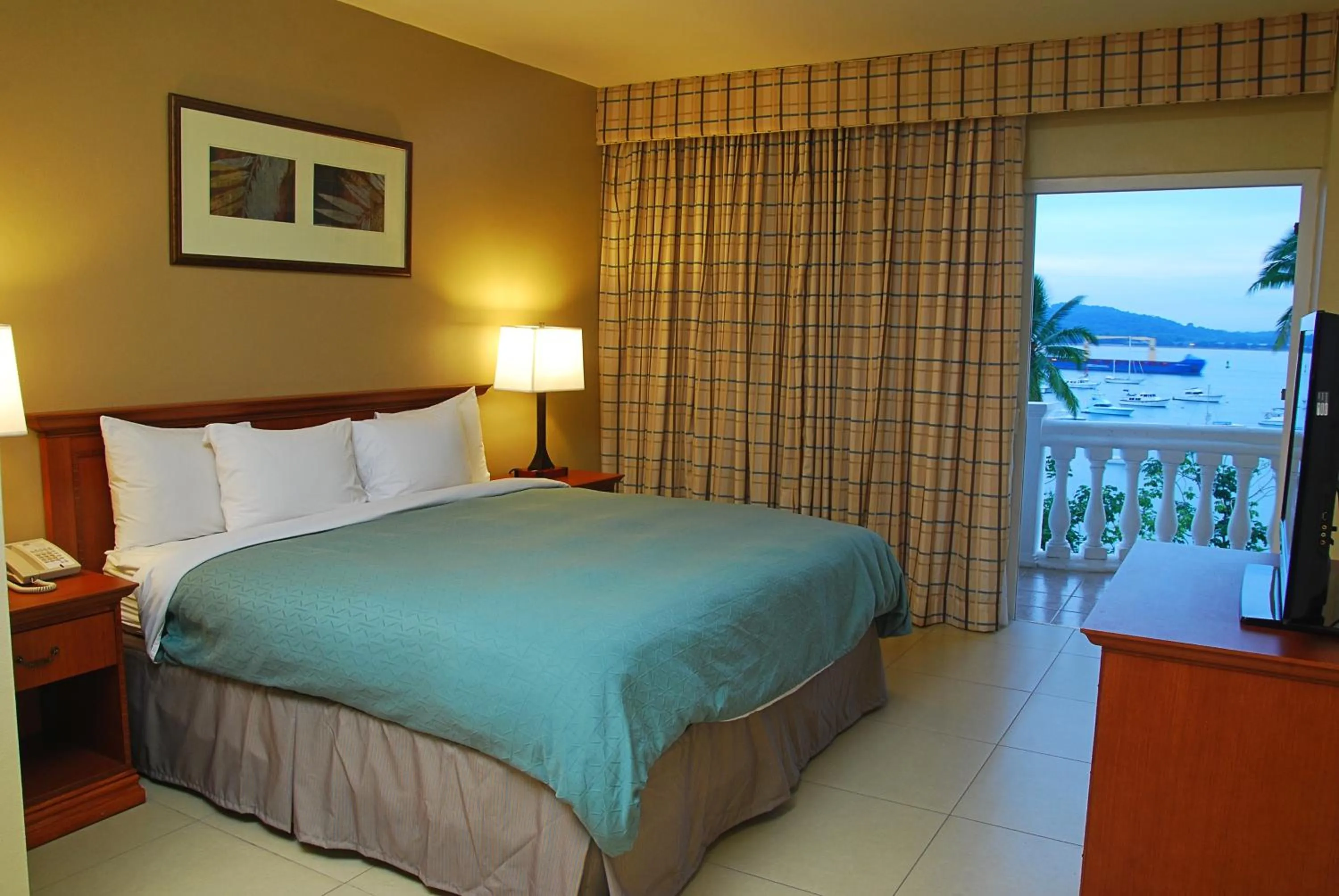 One-Bedroom King Suite with Ocean View - Non-Smoking in Radisson Hotel Panama Canal