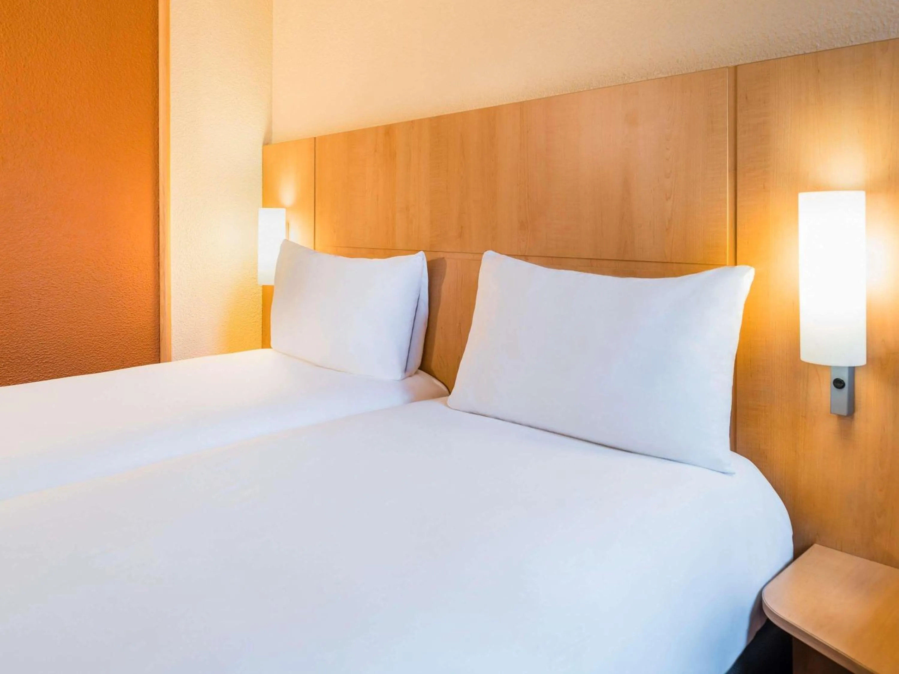 Standard Room with 2 Single Beds in ibis Paris Pont de Suresnes Longchamp