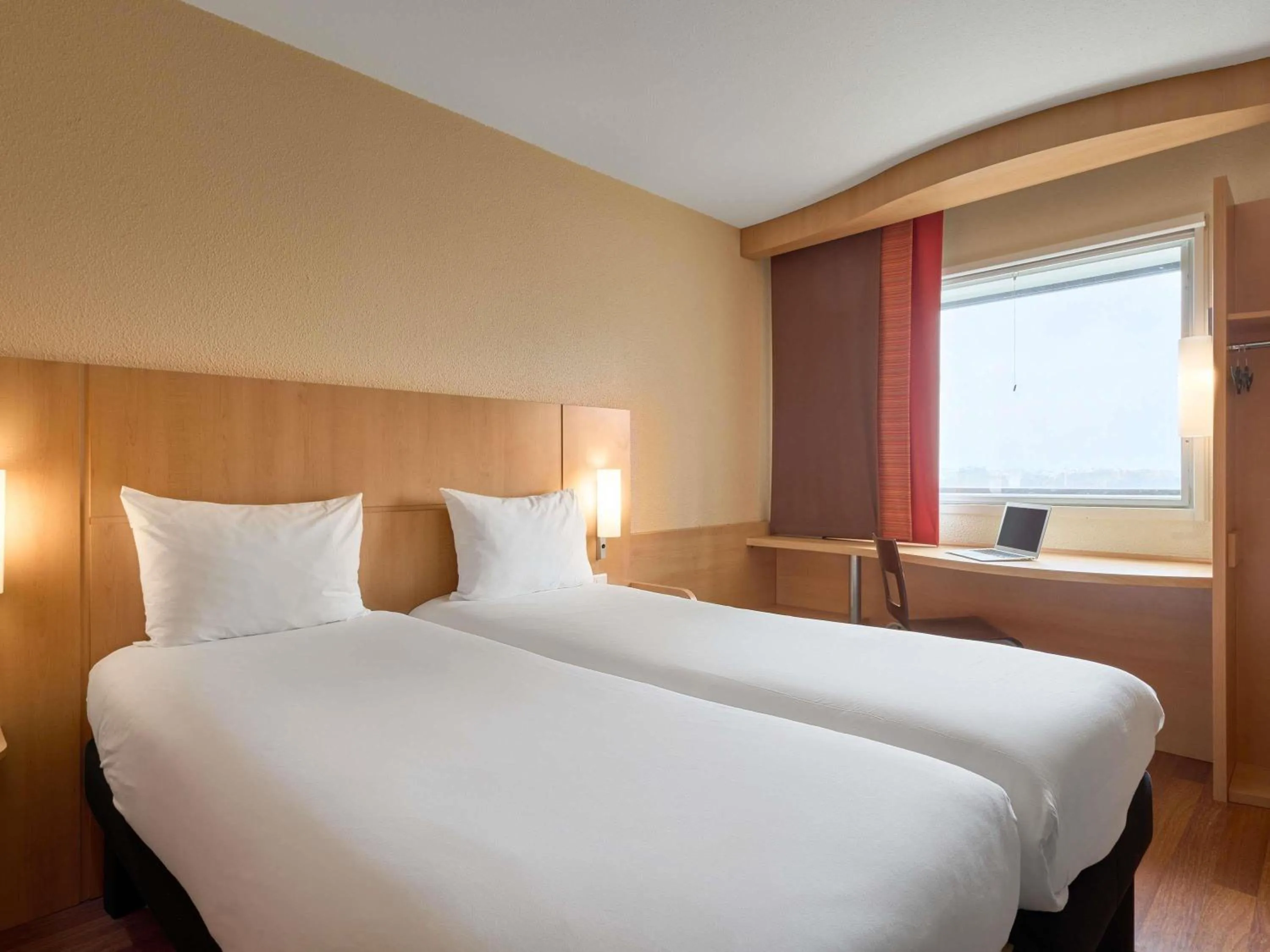 Standard Room with 2 Single Beds in ibis Paris la Défense Esplanade