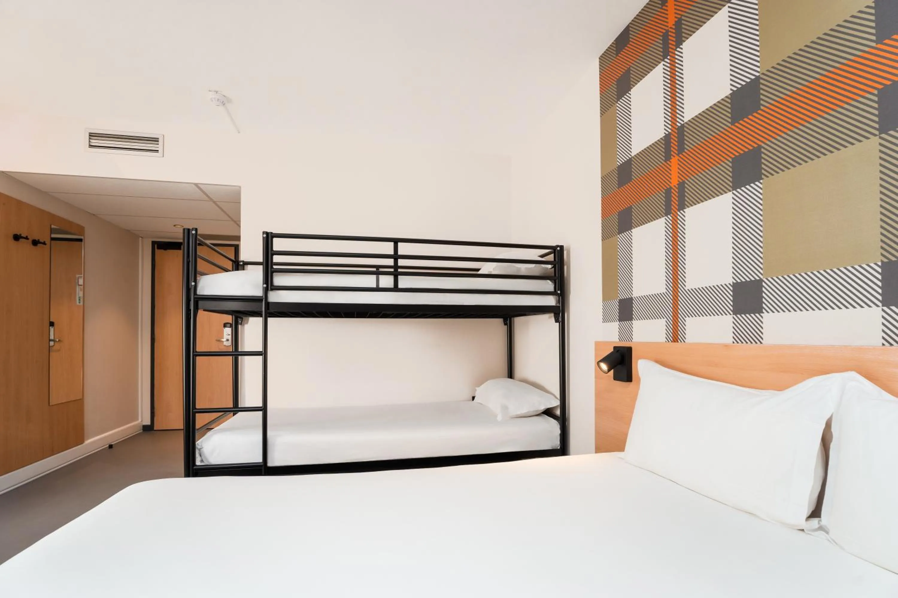 Family Quadruple room with Bunk beds and shower in easyHotel Nice Old Town