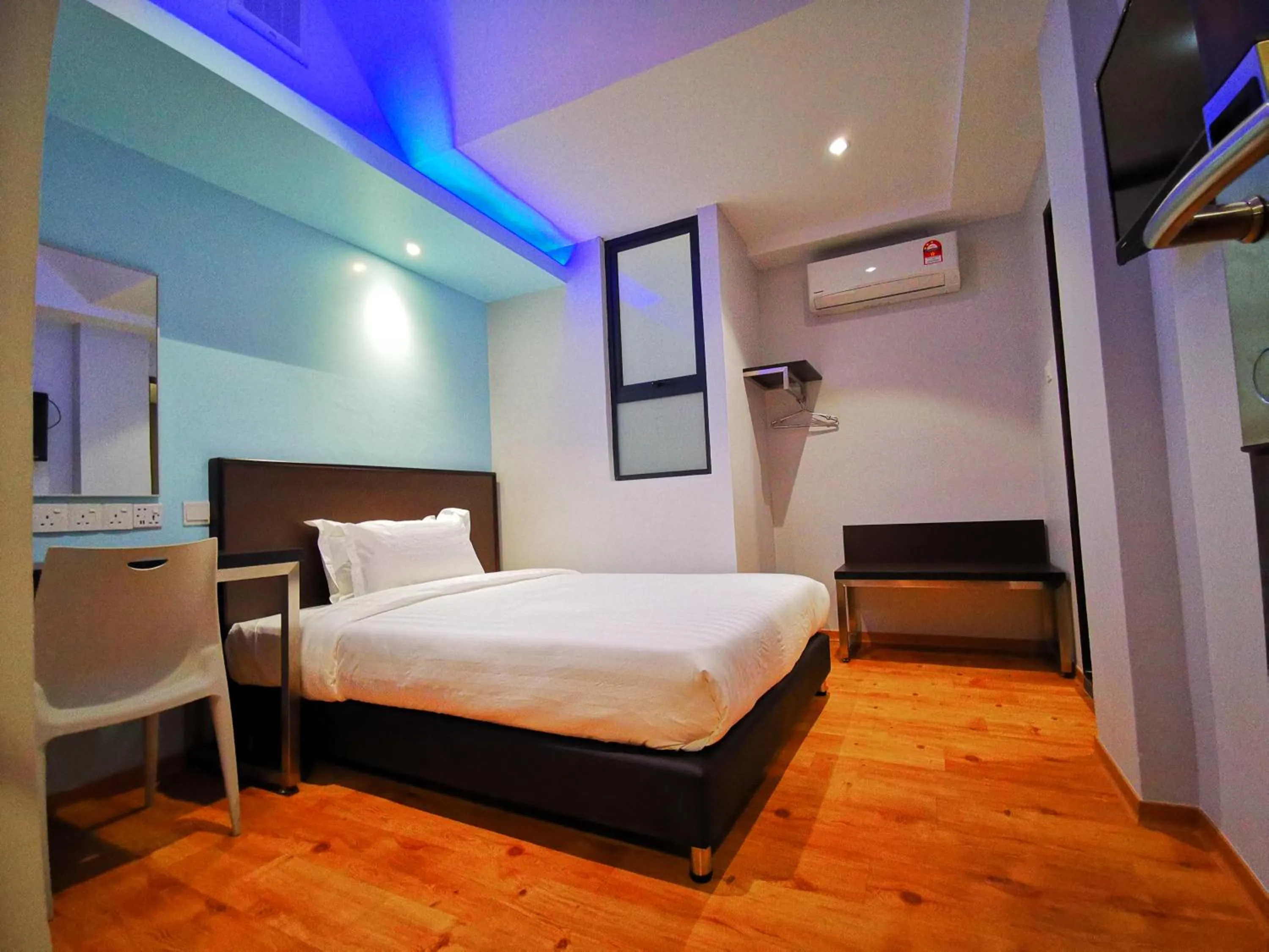 Standard Queen Room - Internal Window in D'Green Hotel Kuching