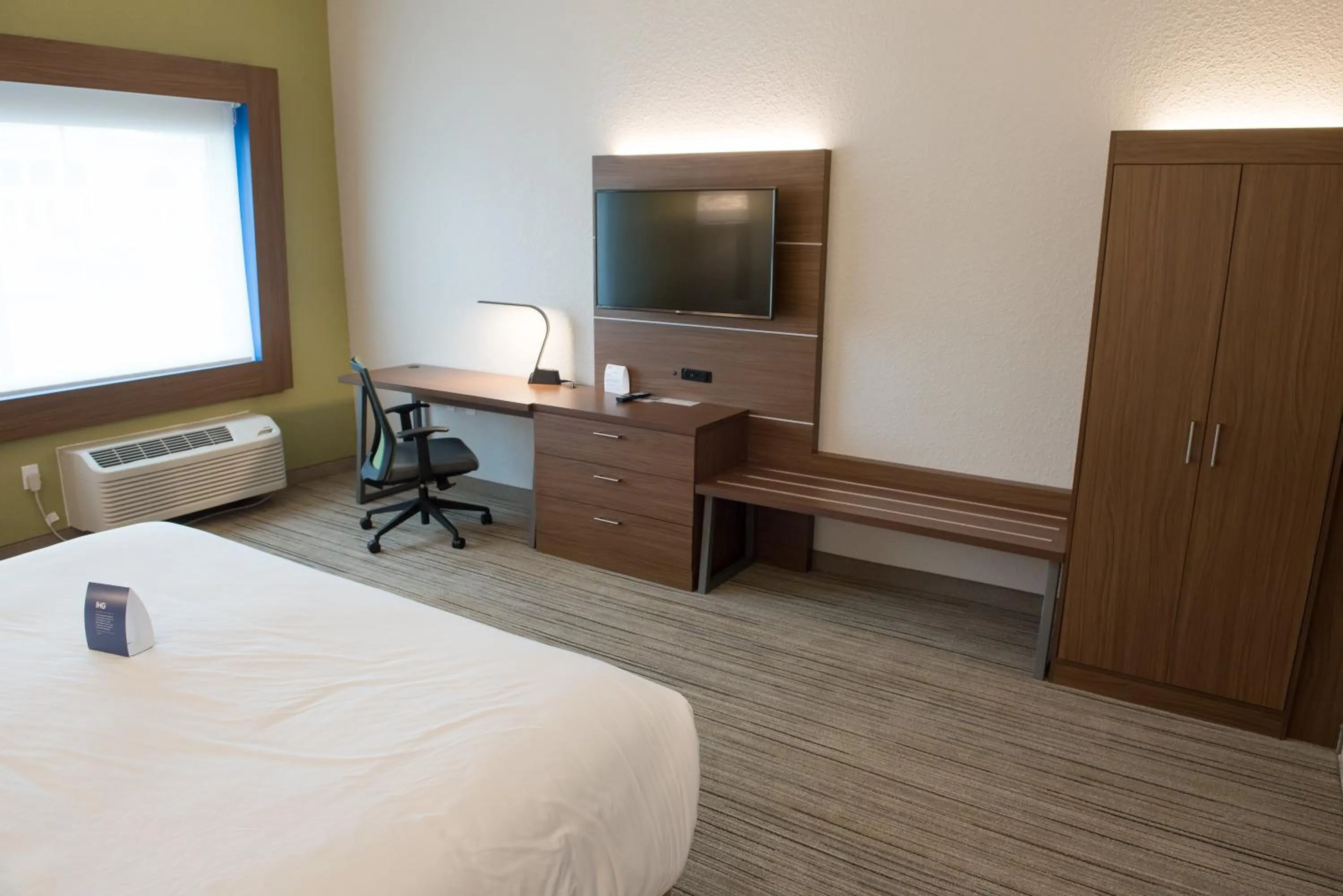 Standard King Room in Holiday Inn Express & Suites - Warsaw - E Center by IHG