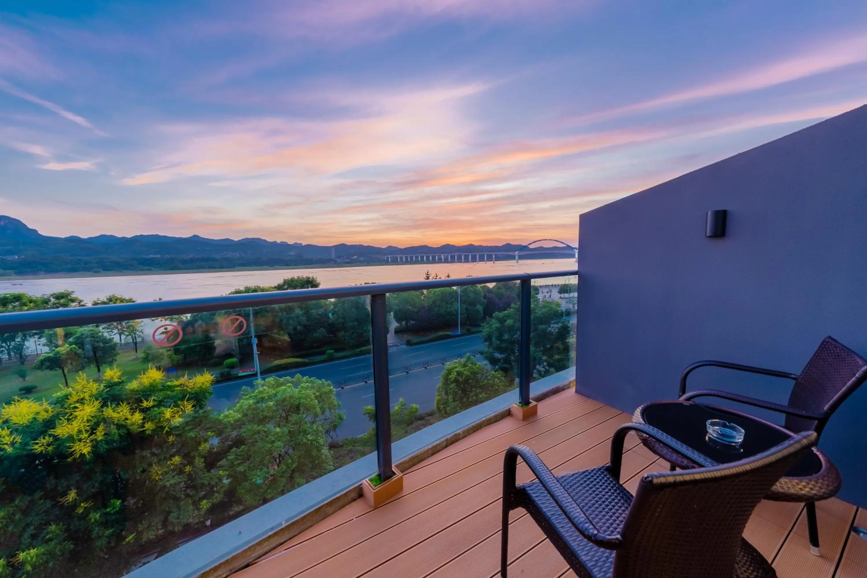 Standard King Room with River View in Holiday Inn Express Yichang Riverside by IHG