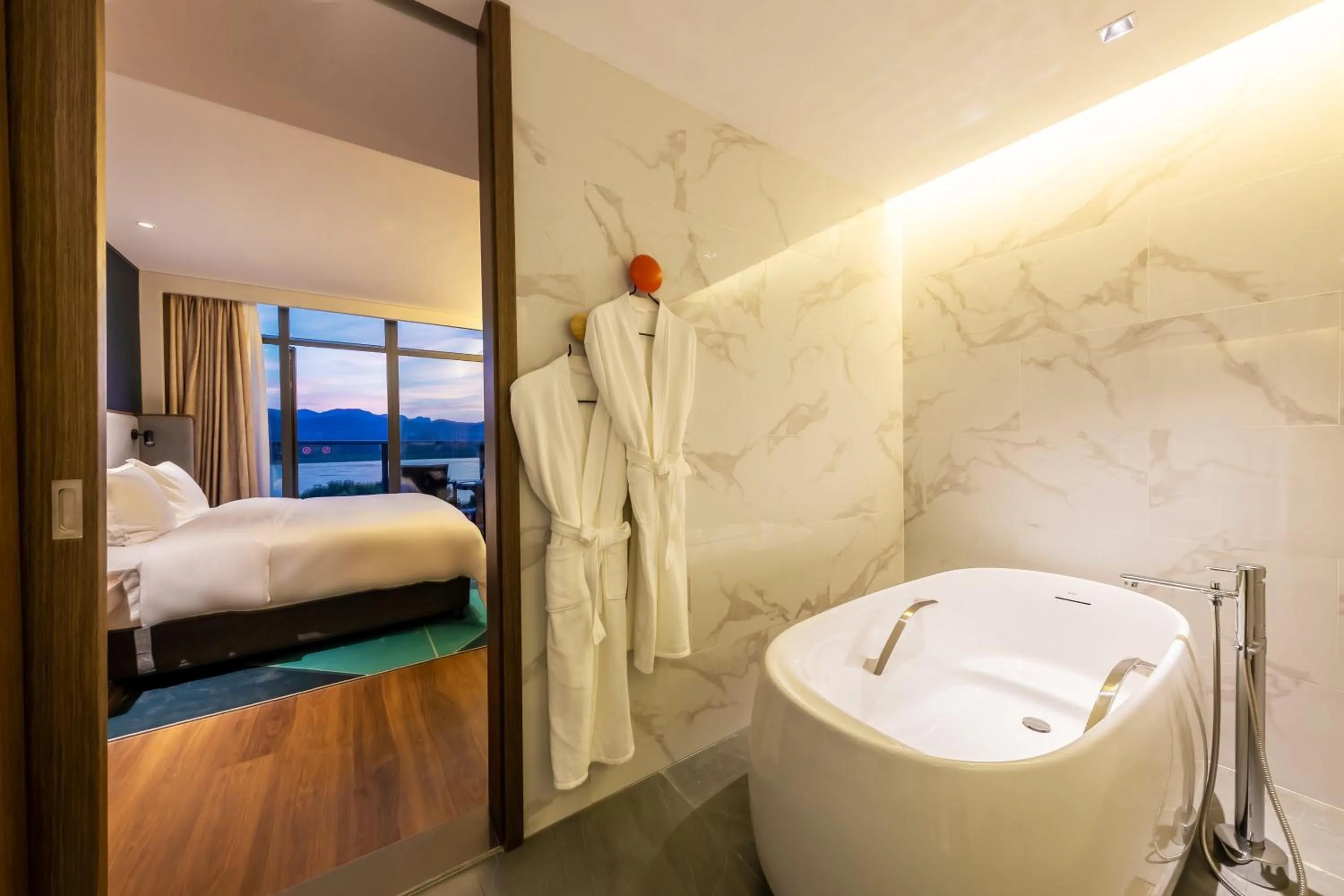 King Suite - Non-Smoking in Holiday Inn Express Yichang Riverside by IHG