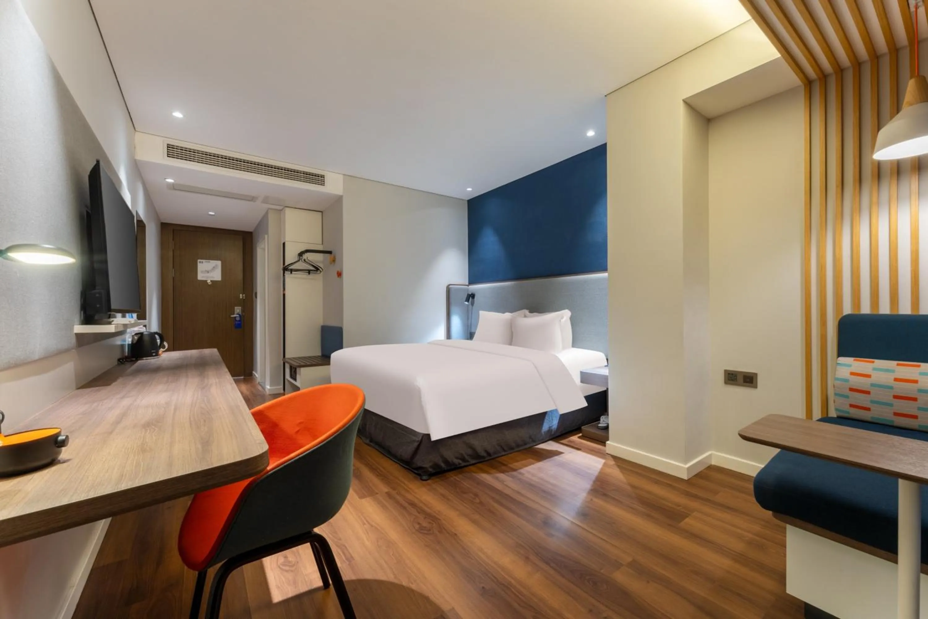 Standard King Room with River View in Holiday Inn Express Yichang Riverside by IHG