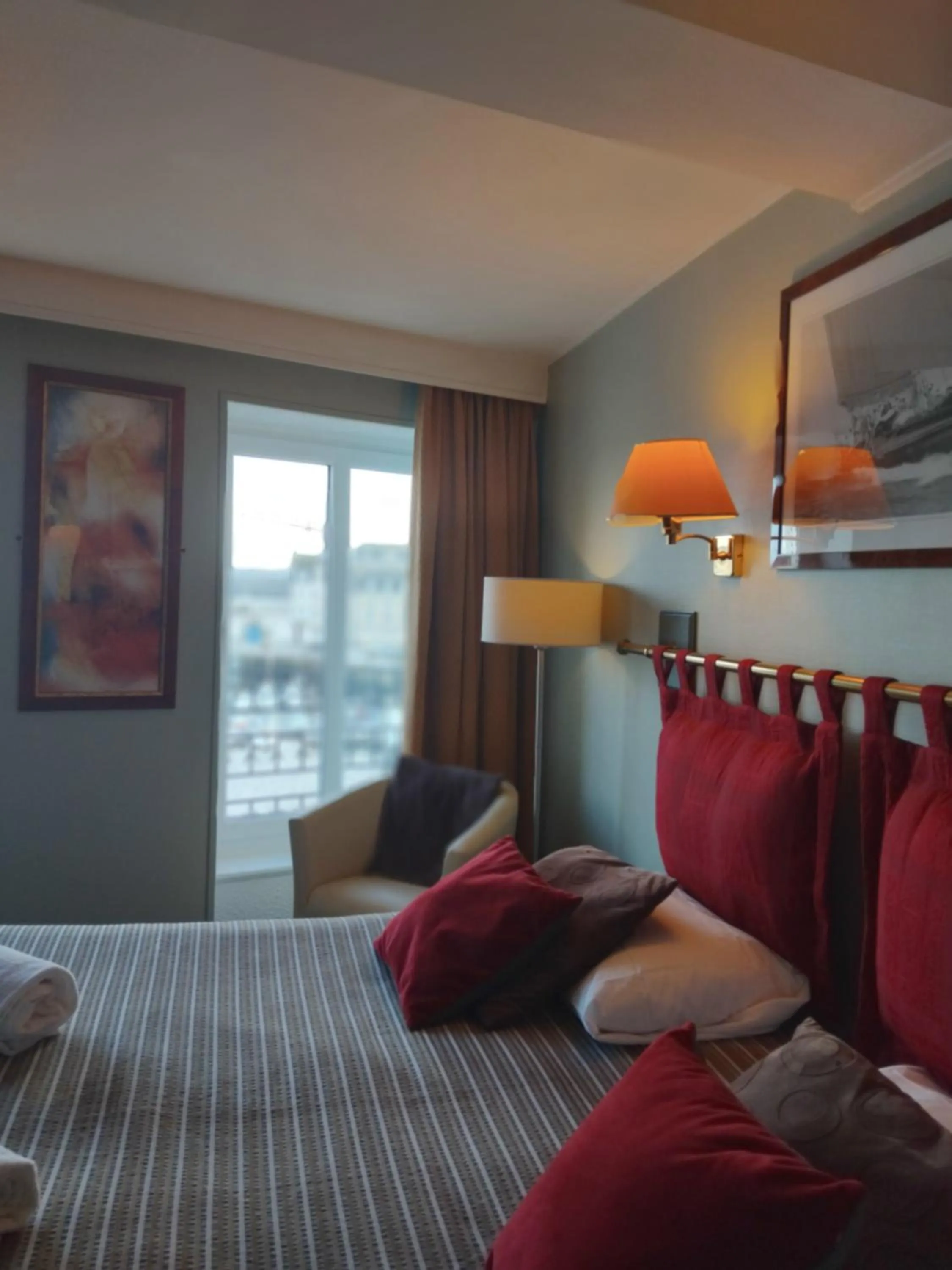 Comfort Double or Twin Room with Harbor View in Logis HOTEL RESTAURANT La Régence