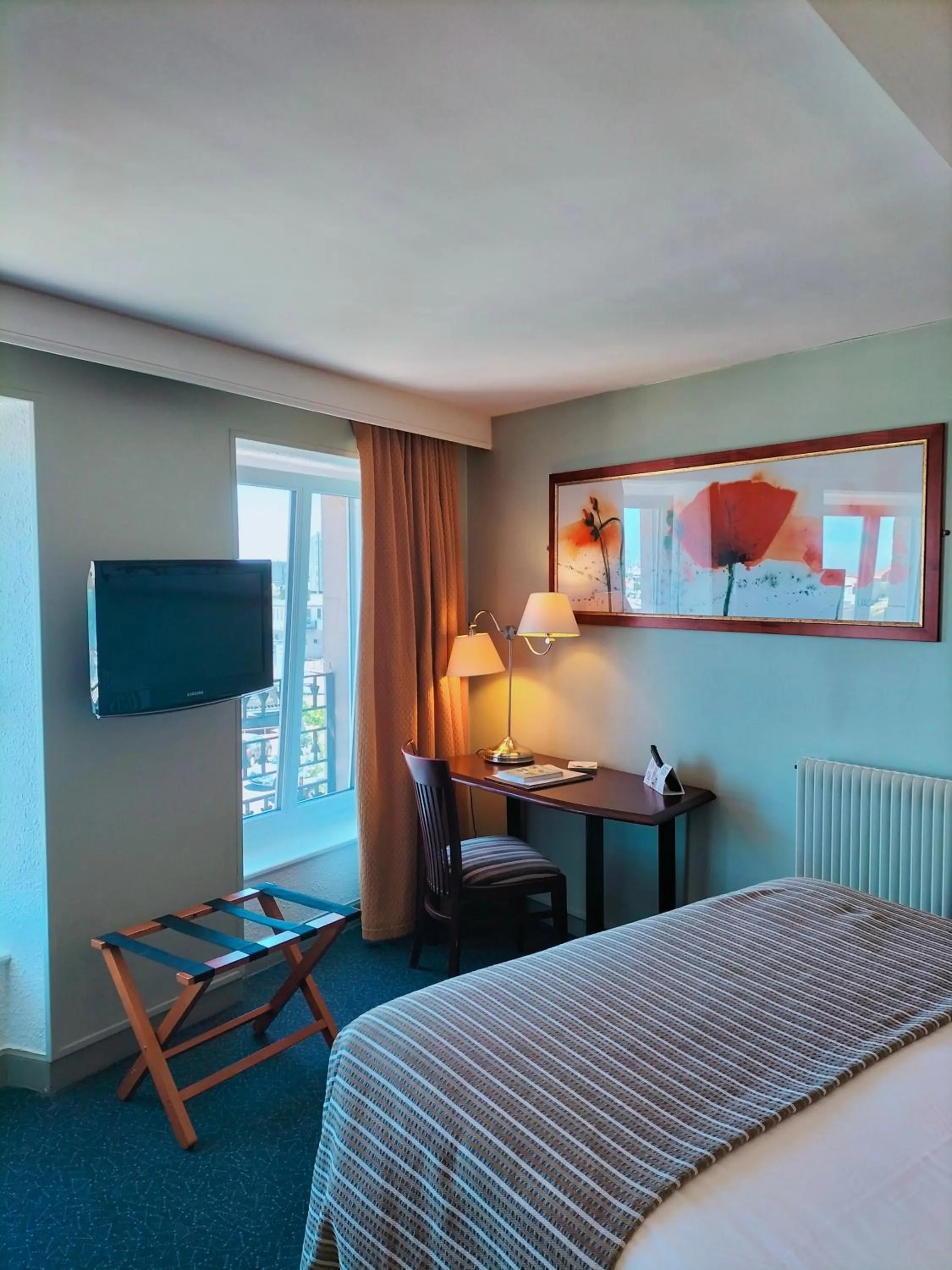 Comfort Double or Twin Room with Harbor View in Logis HOTEL RESTAURANT La Régence