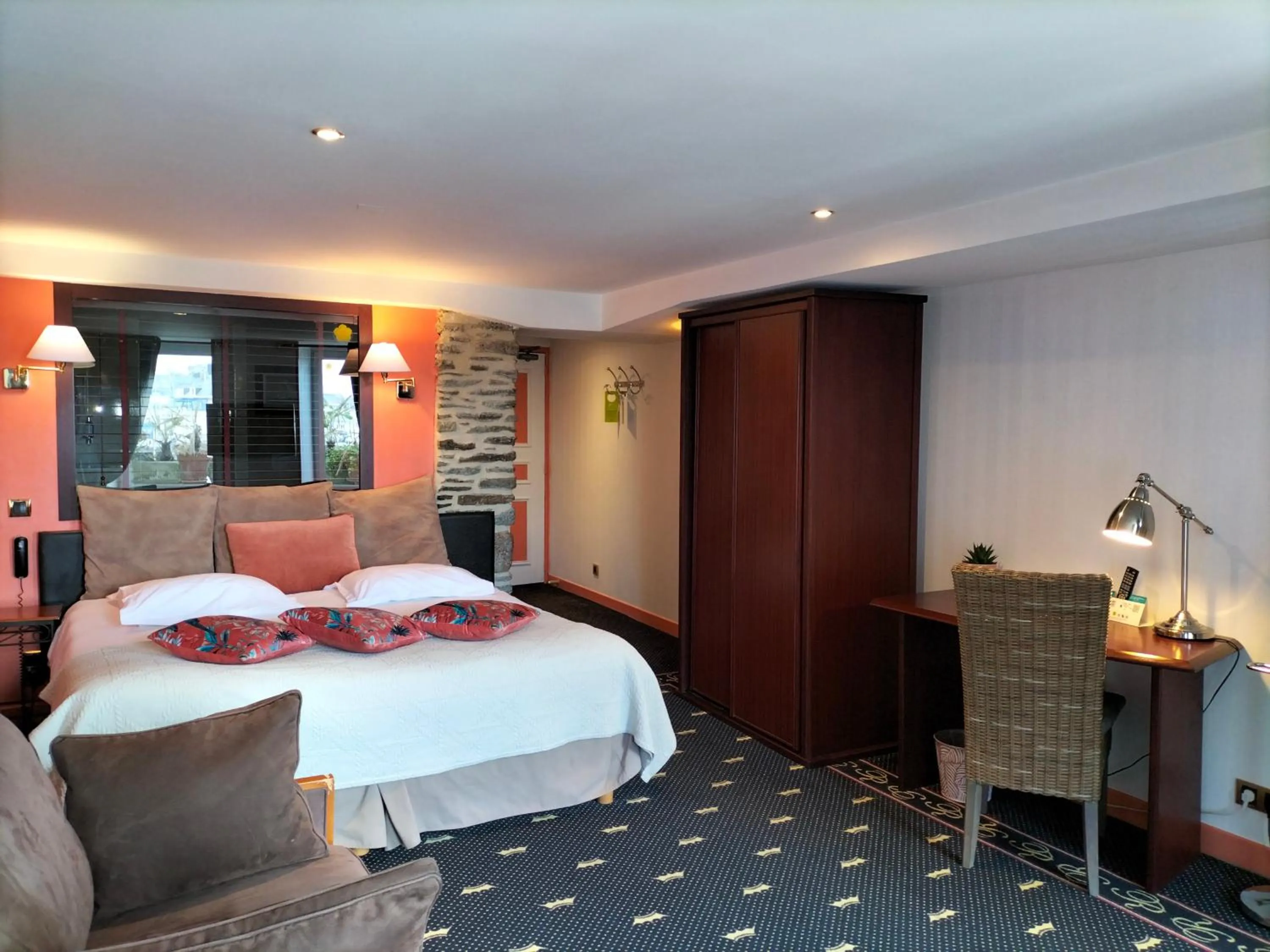 Superior Double or Twin Room with Harbor View in Logis HOTEL RESTAURANT La Régence