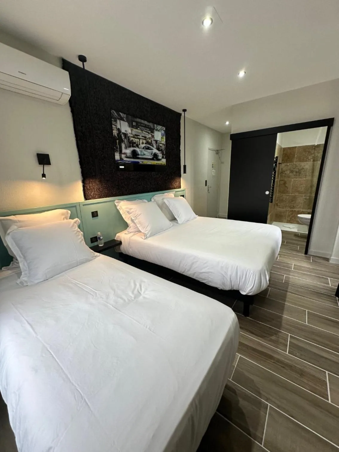 Triple Room in Logis Hôtel-Restaurant Au Vieux Morvan, au cœur de la Bourgogne, Piscine & Spa, Hôtel Climatisé