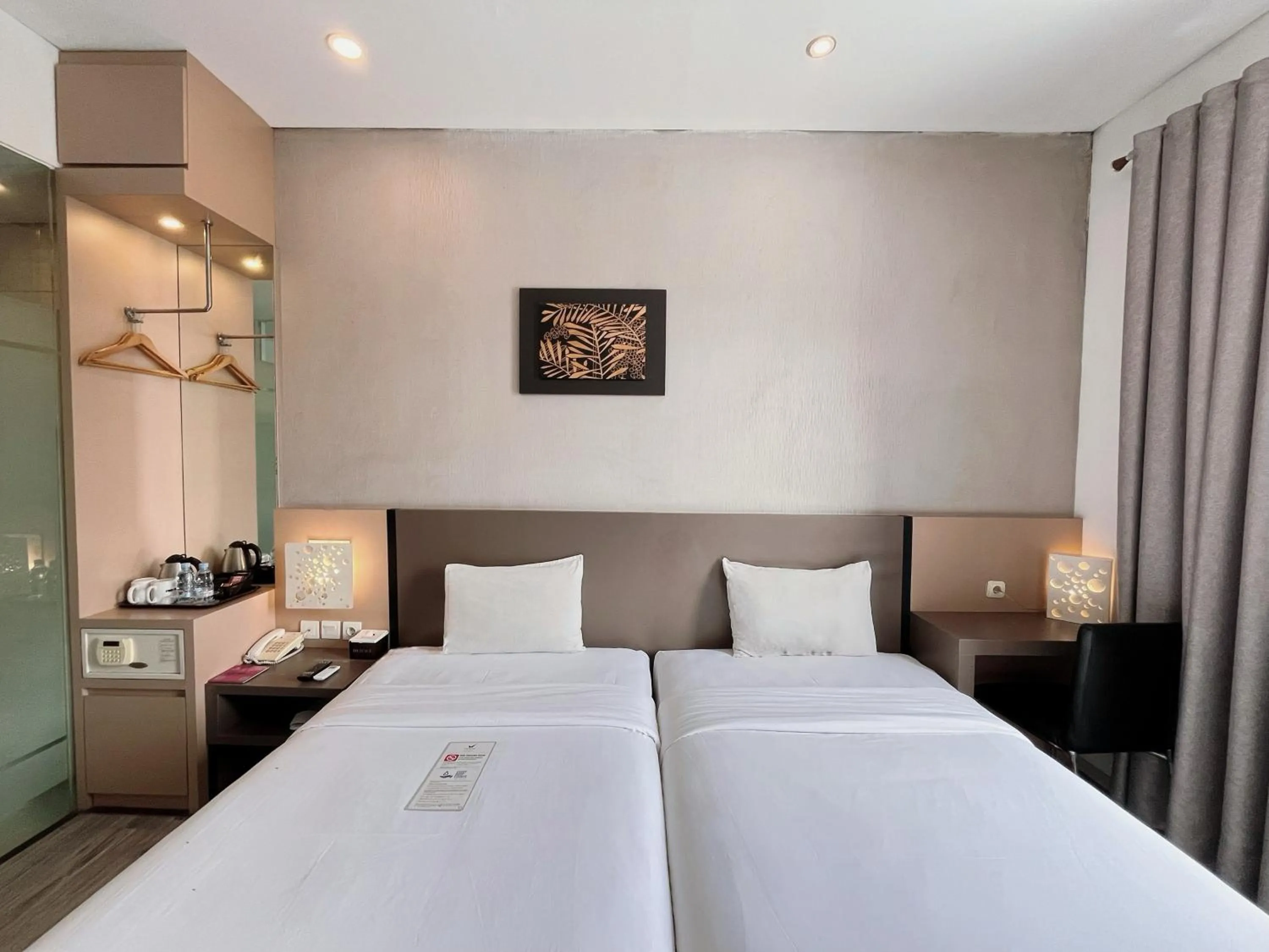 Deluxe Room in Oak Tree Urban Hotel Jakarta