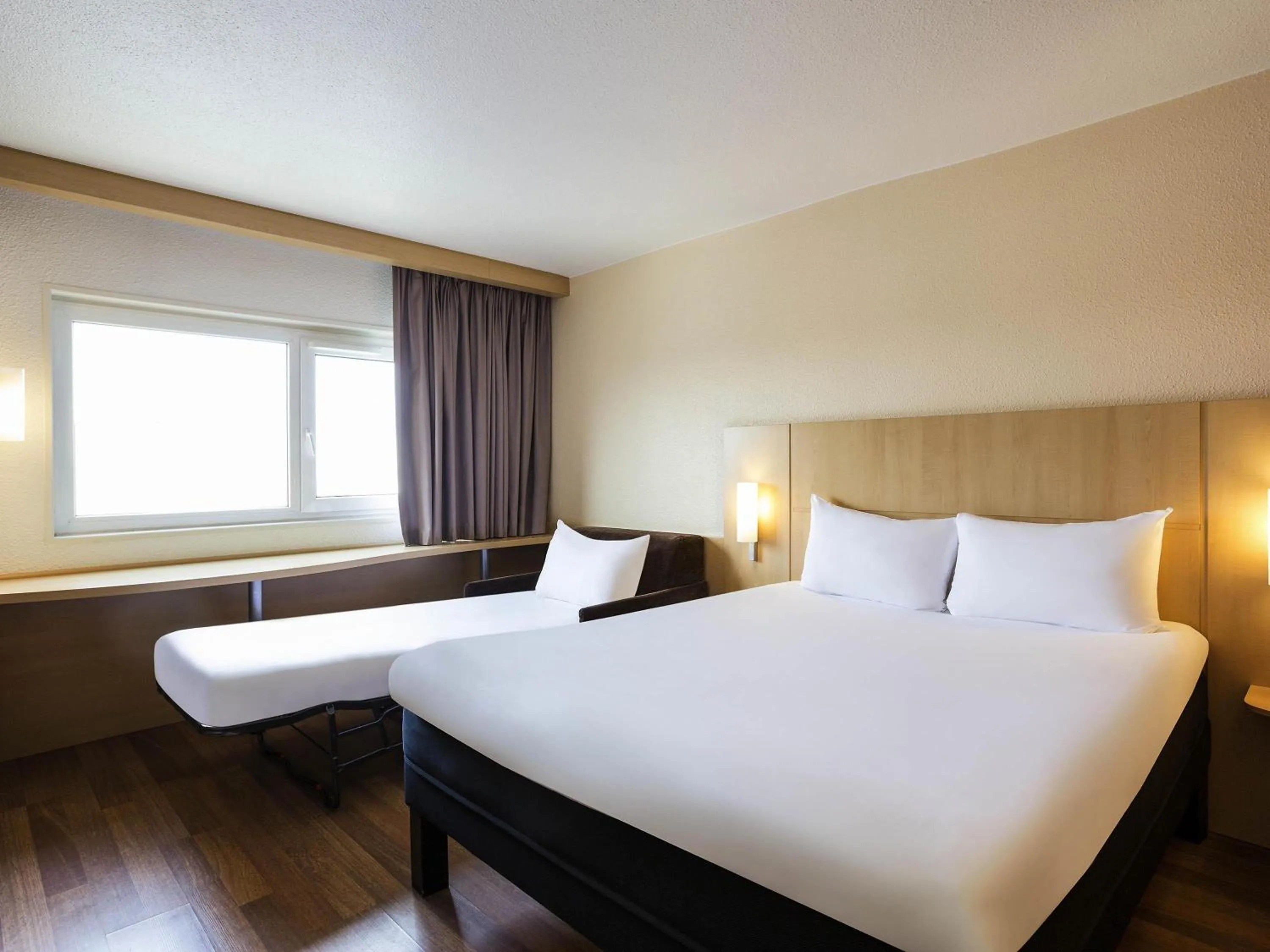 Standard Double Room with Sofa Bed in ibis Bordeaux Lac