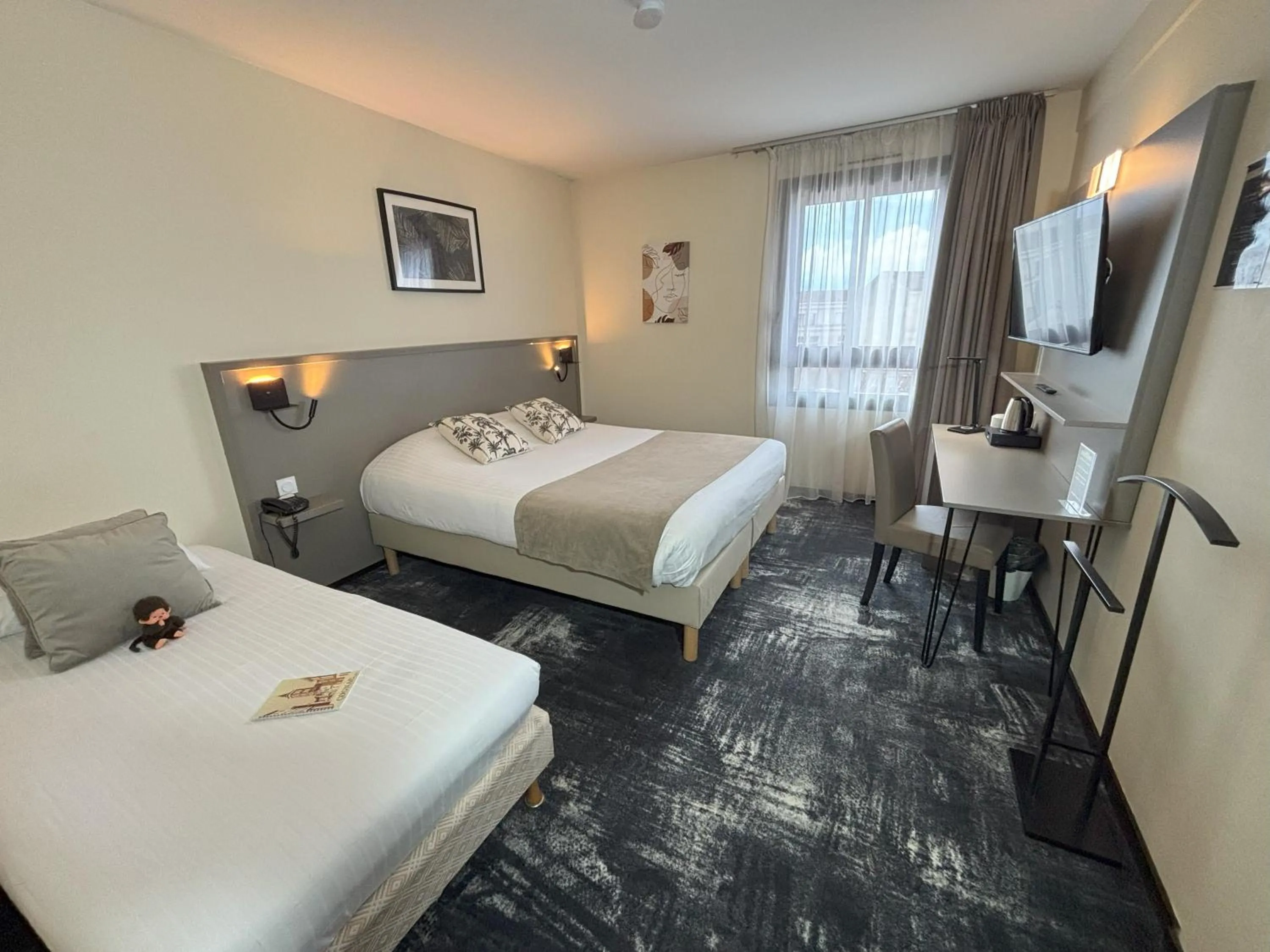 Comfort Triple Room in Hôtel Le Valois, Cognac Centre