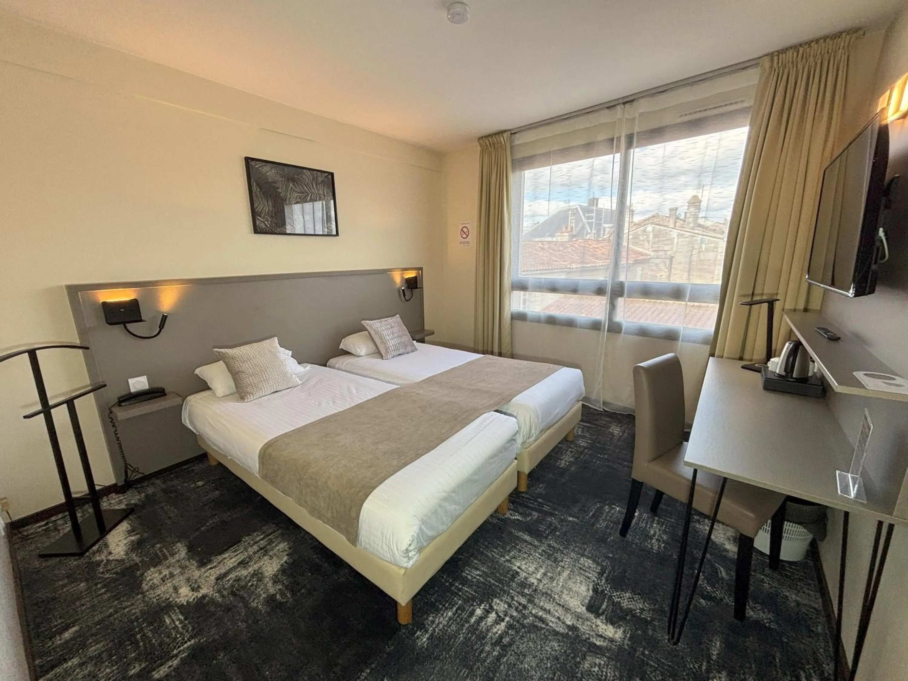 Standard Twin Room in Hôtel Le Valois, Cognac Centre