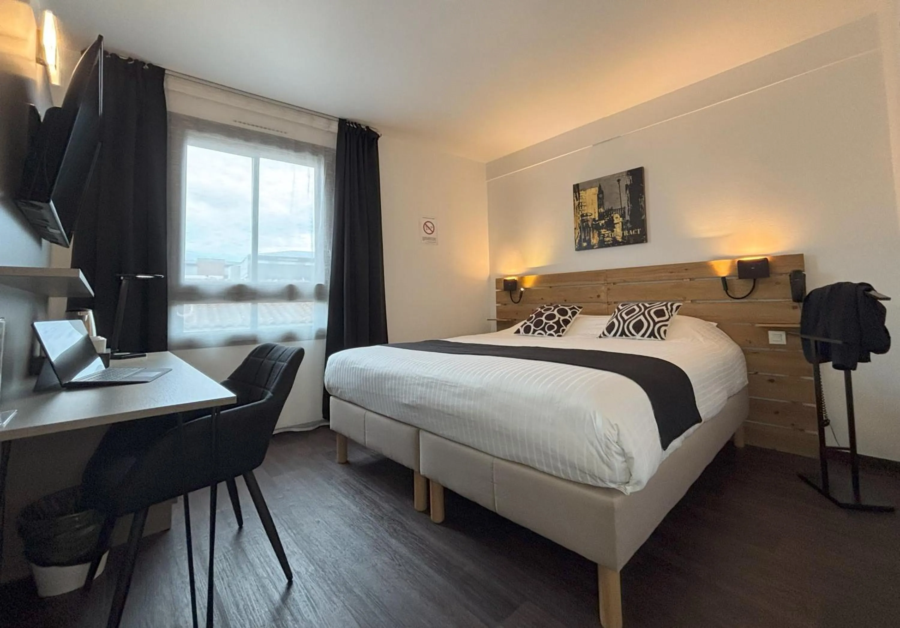 Superior King Room in Hôtel Le Valois, Cognac Centre