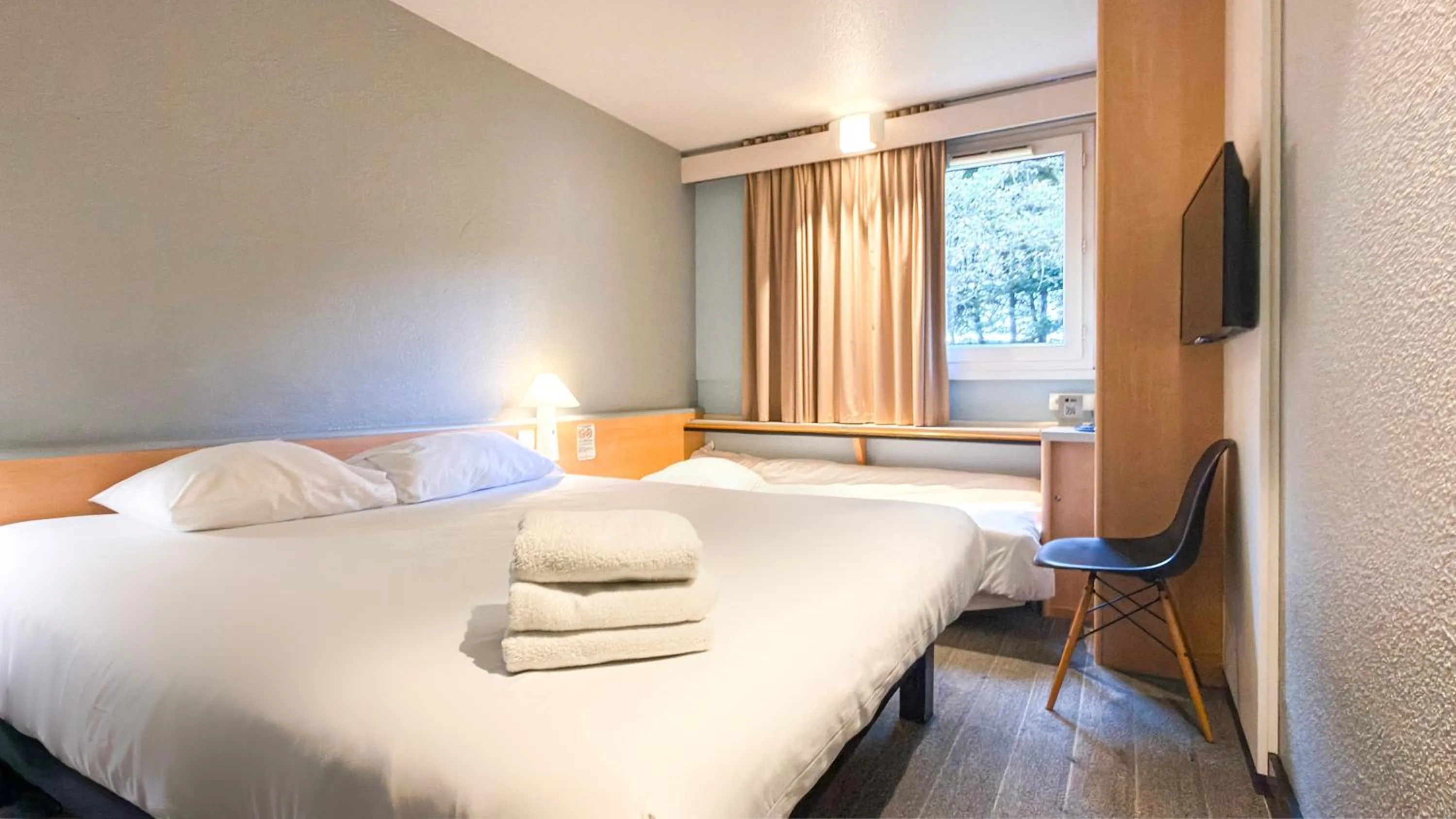 Standard Room with 1 Double and 1 Single Bed in ibis Rennes Cesson