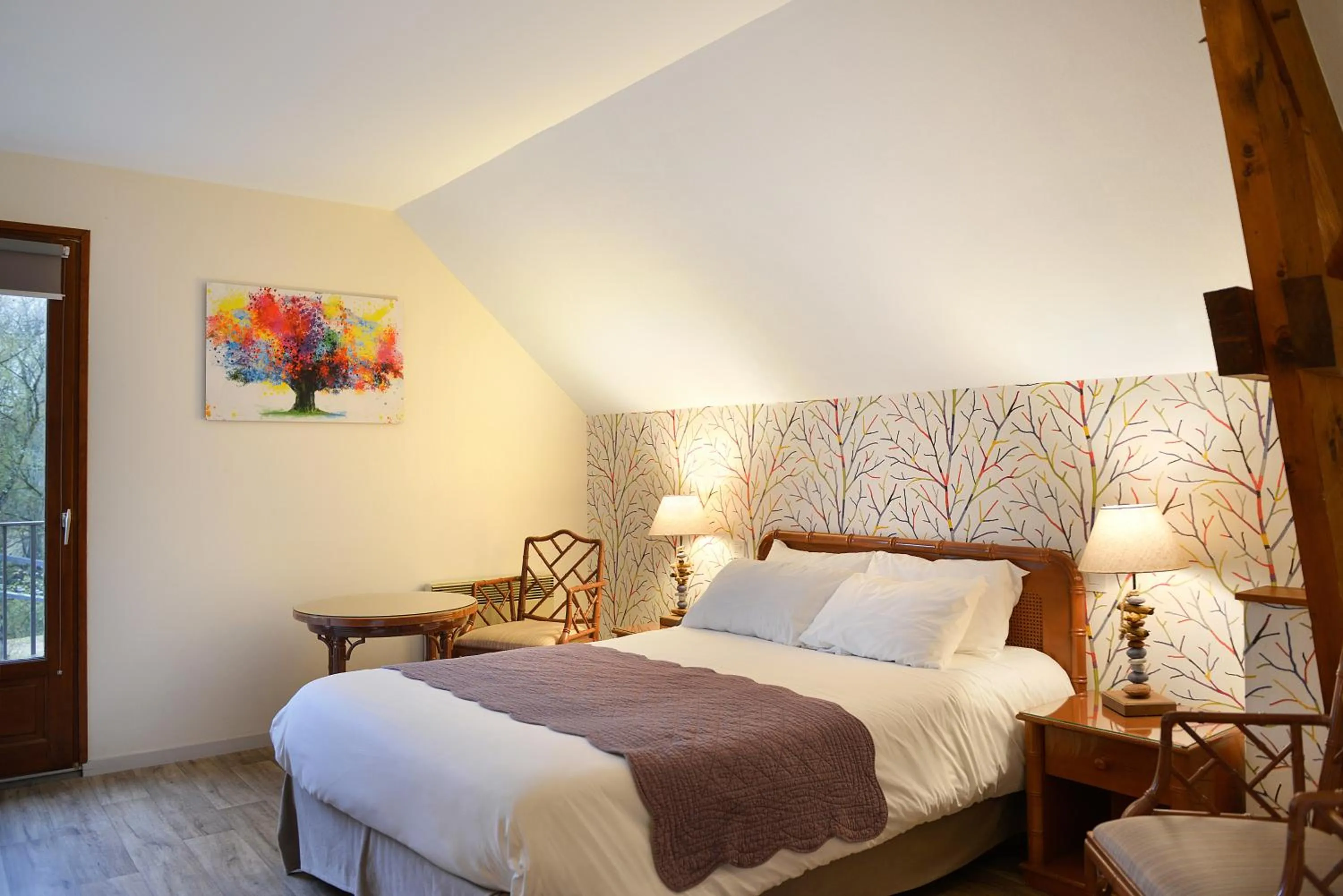 King Room with Balcony in Logis Le Relais De Pouilly