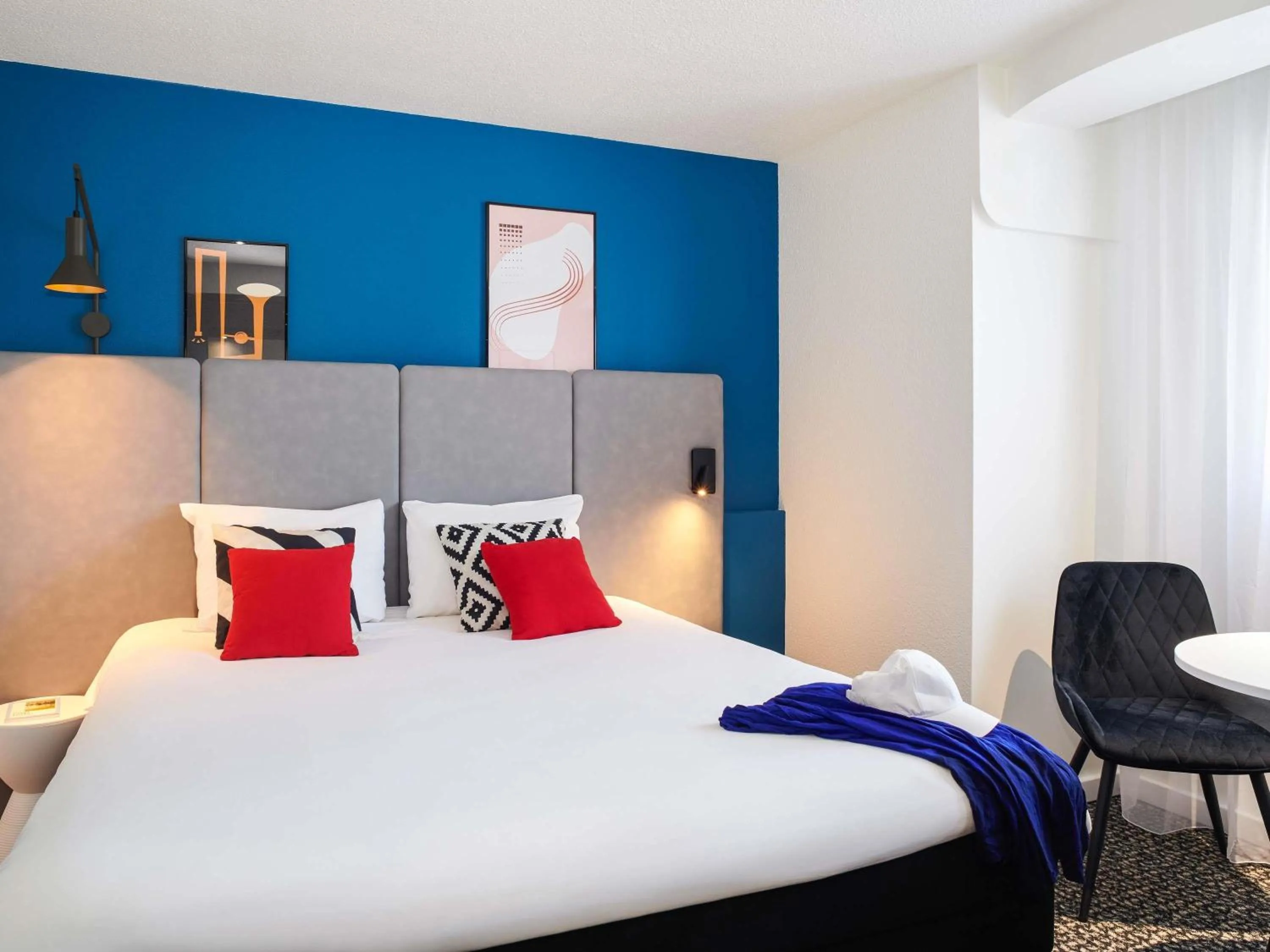 Junior Suite with One Queen Bed and Two Sofabeds in ibis Saint-Nazaire - Trignac