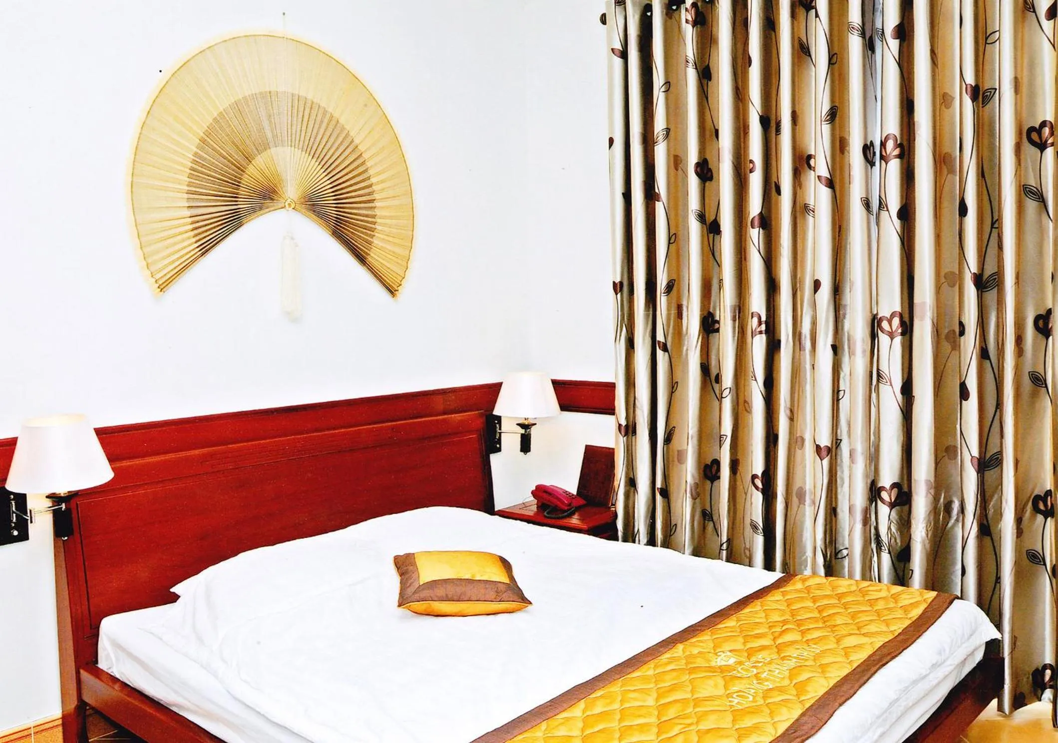Queen Room with Balcony in HOANG THANH THUY AIRPORT HOTEL 1 - Gần Ẩm Thực Đêm Chợ Hoàng Hoa Thám