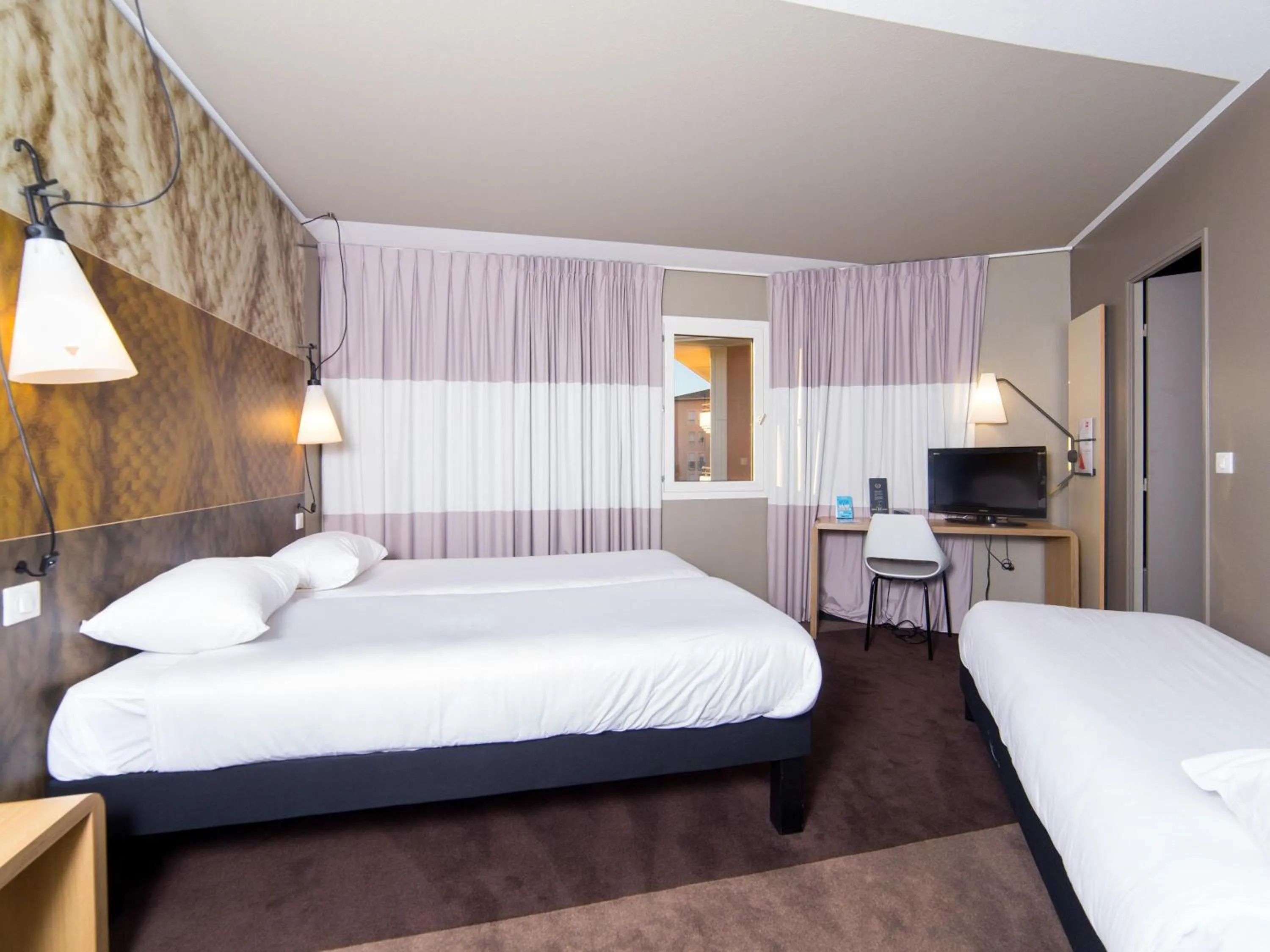 Standard Room With Three Single Beds in Ibis Toulouse Purpan Aeroport