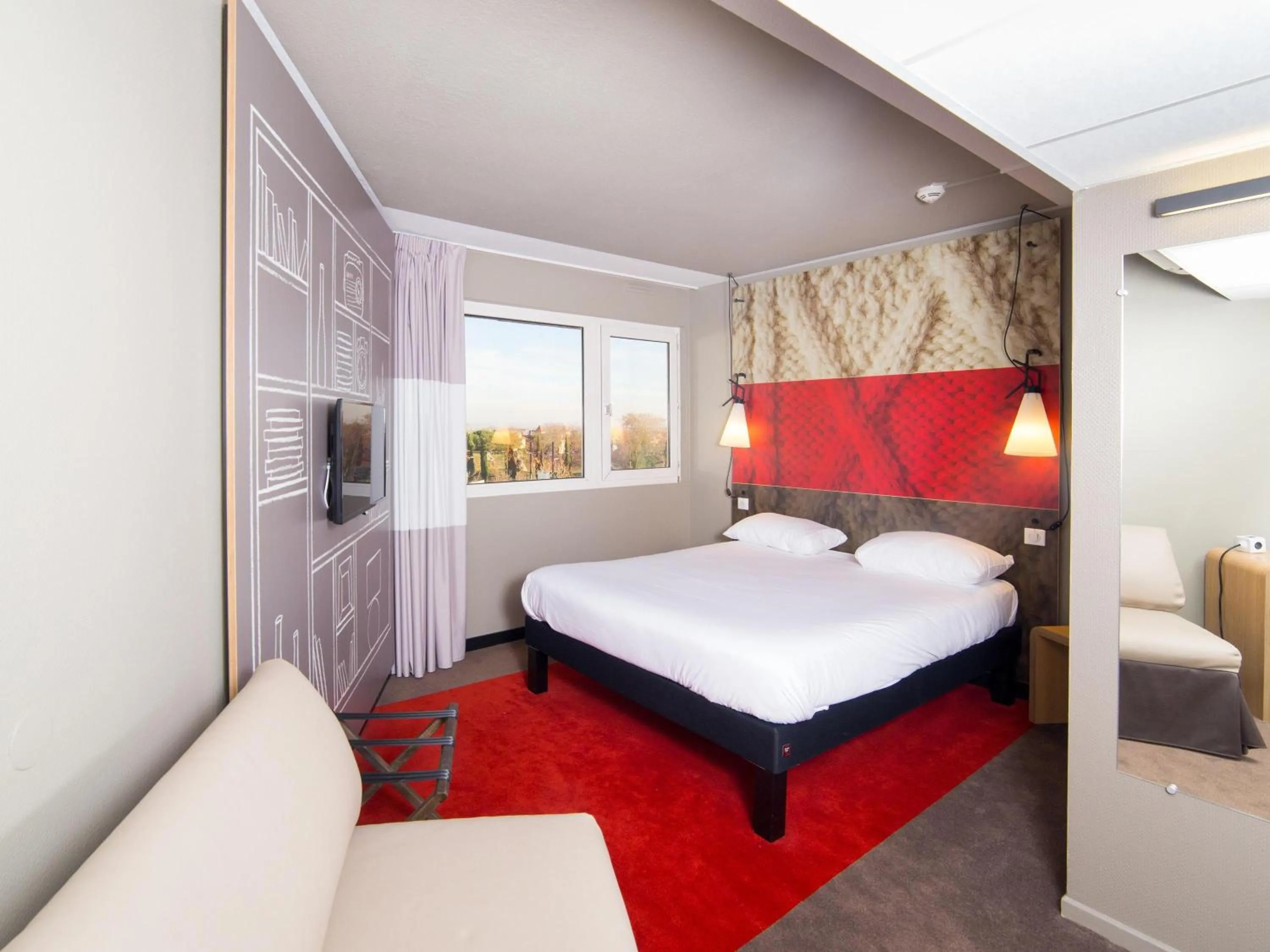 Standard Room with One Double Bed and One Sofa in Ibis Toulouse Purpan Aeroport