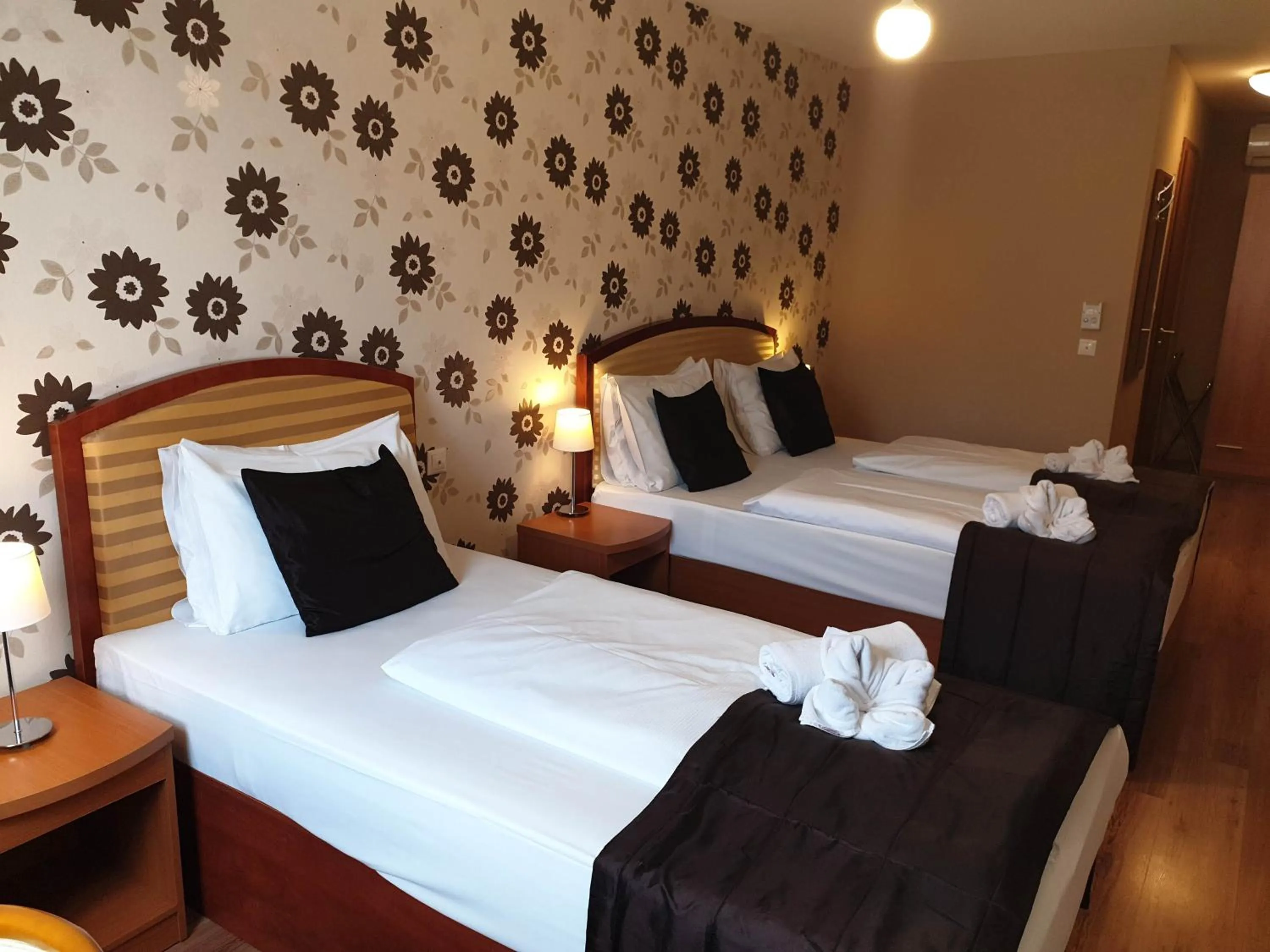 Superior Double Room with Extra Bed in Six Inn Hotel Budapest