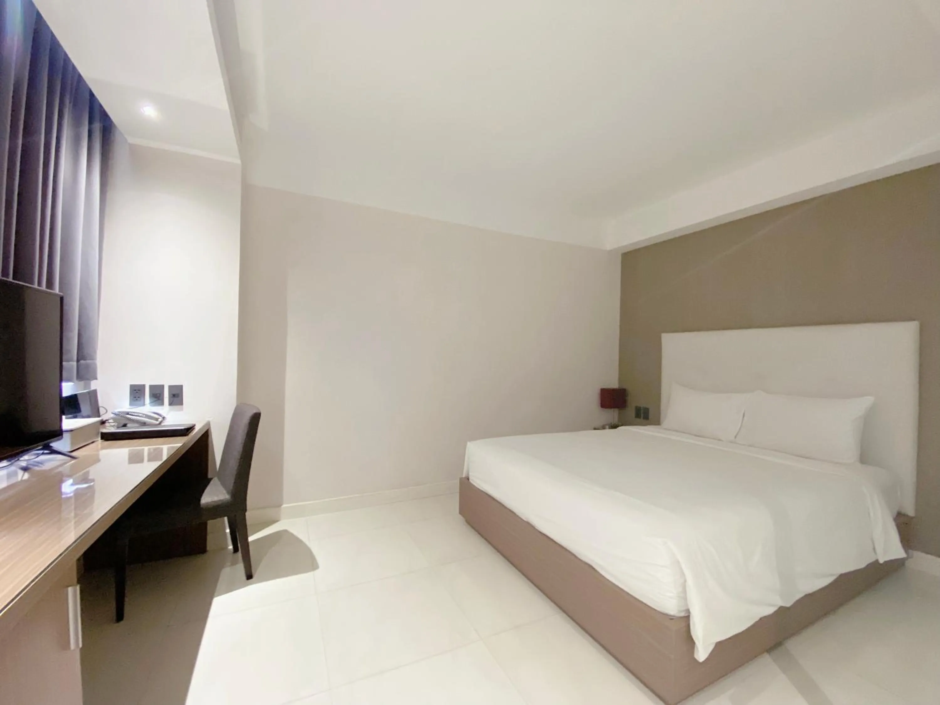 Premier Queen Room With Window in The Luxe Hotel