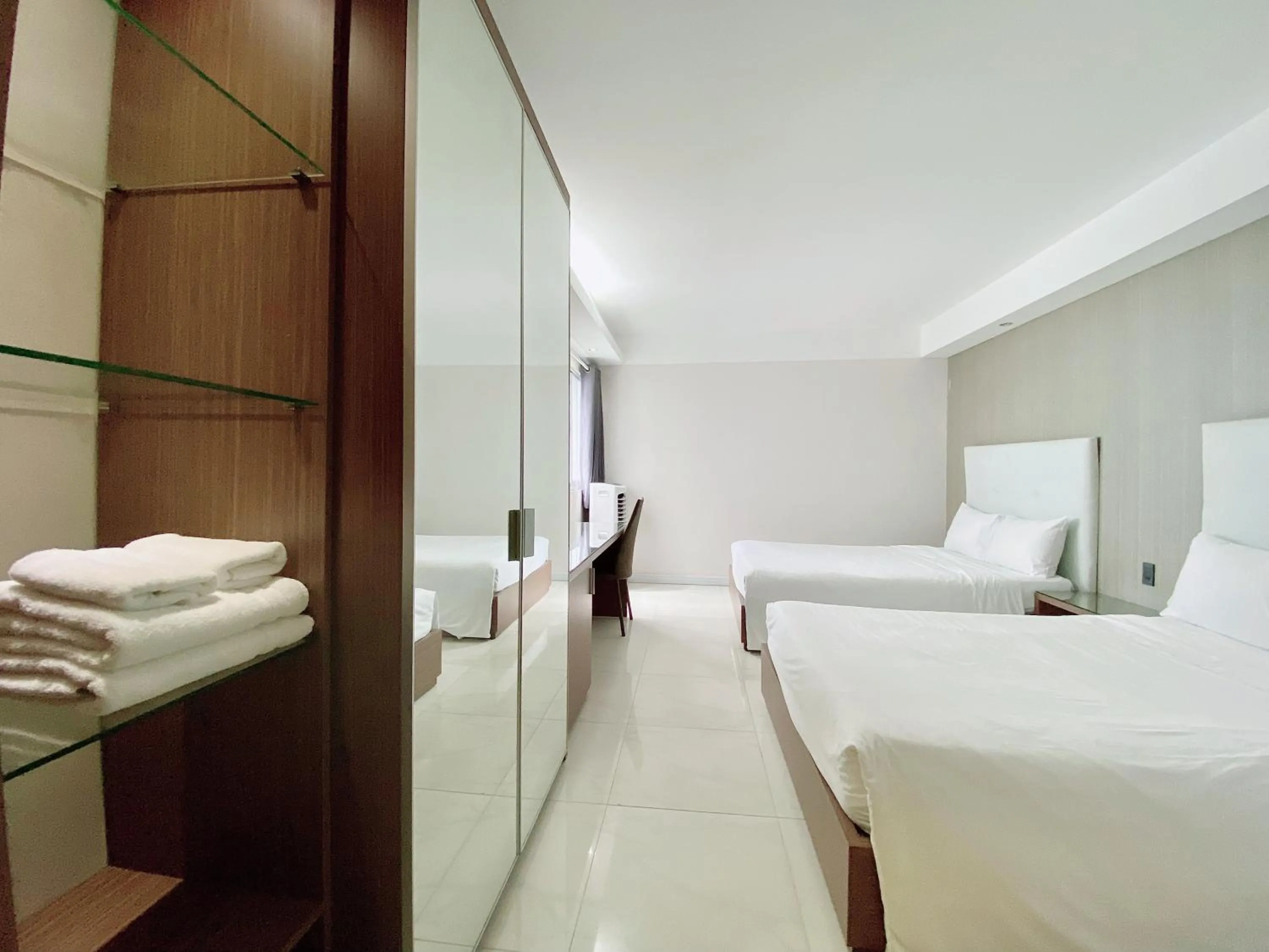 Deluxe Twin Room with Window in The Luxe Hotel