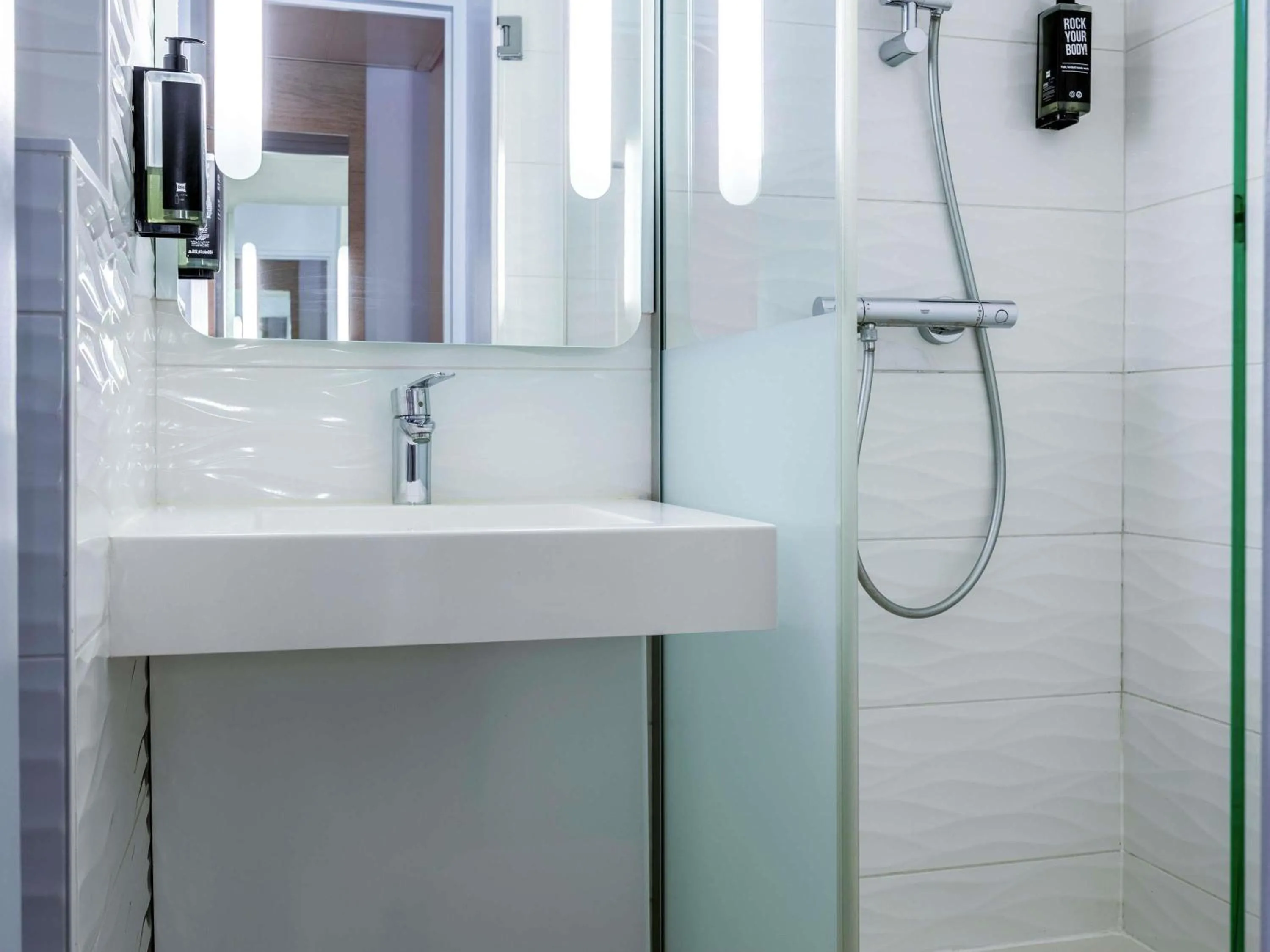 Standard Triple Room in ibis Styles La Rochelle Centre Vieux Port