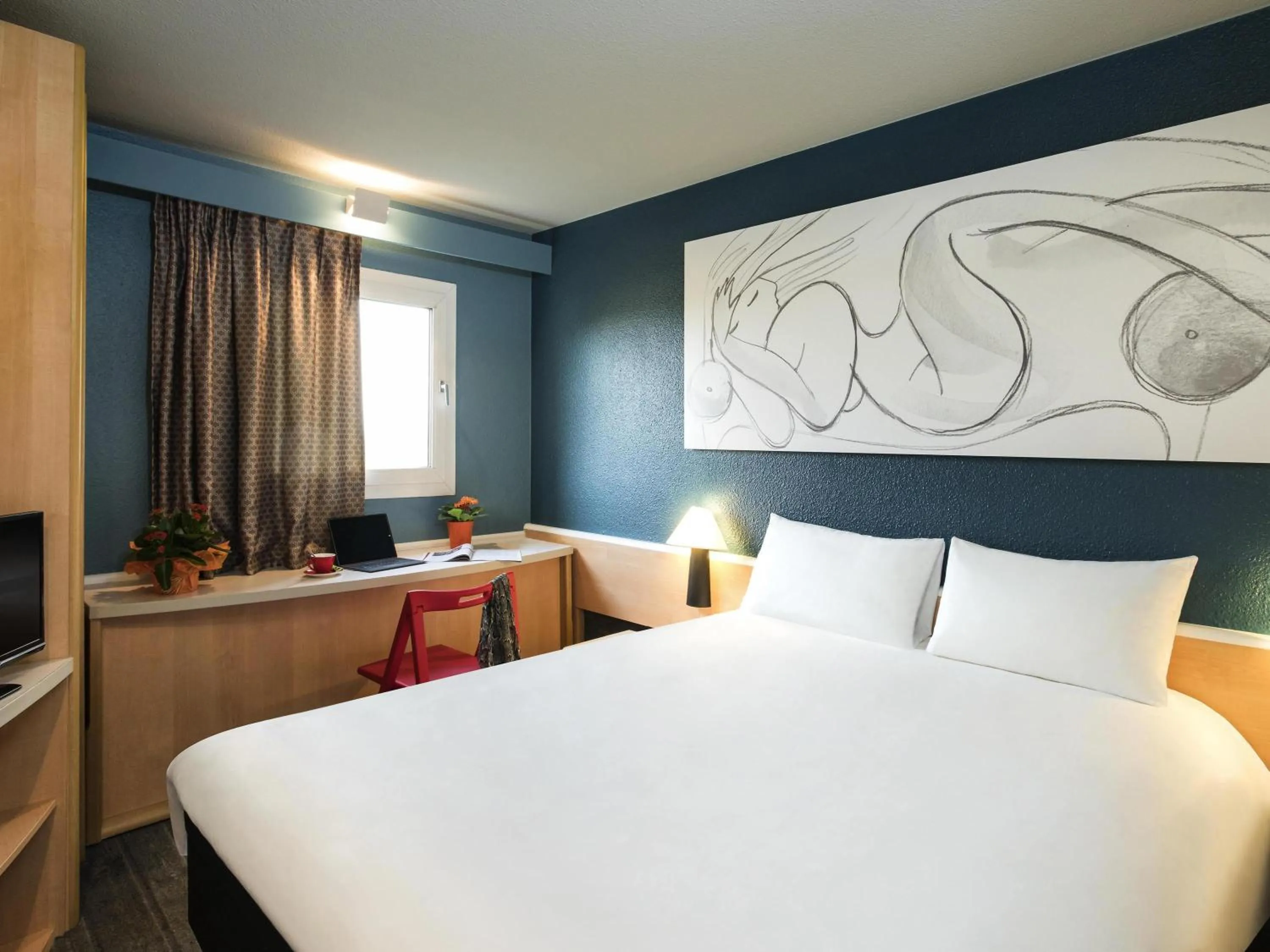 Standard Room with One Double Bed and Two Single Beds in Ibis Paris Nord Villepinte Parc des Expositions