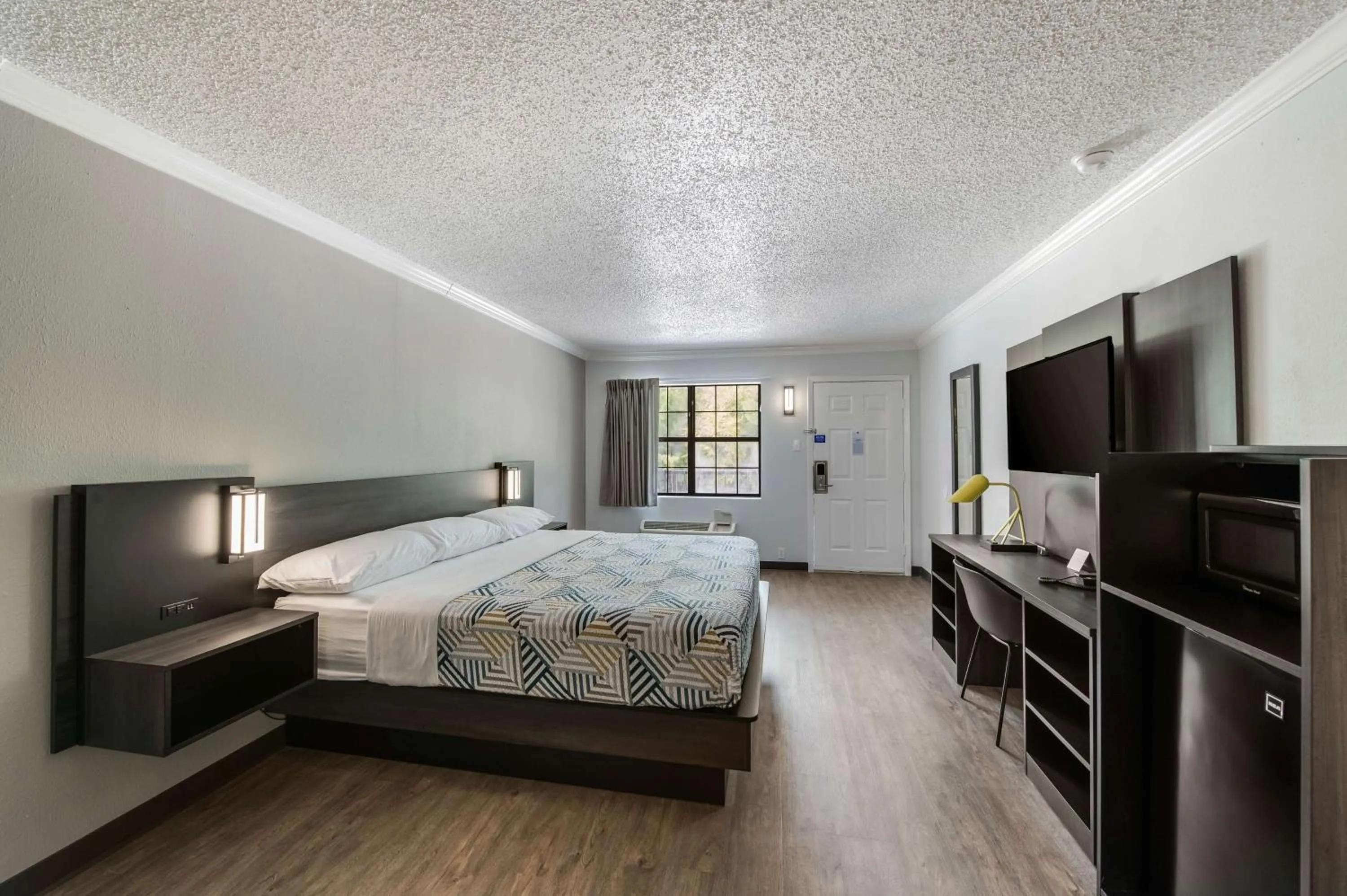 Deluxe King Room - Smoking in Motel 6-Kilgore, TX