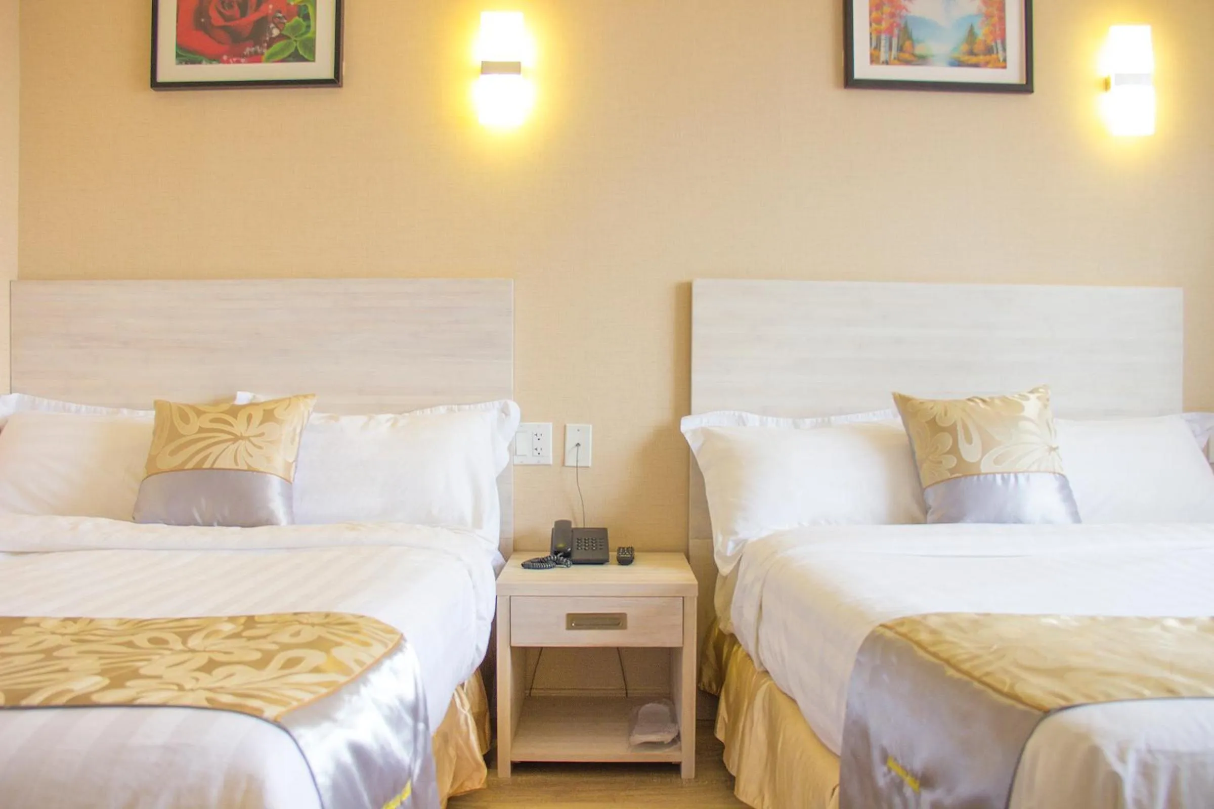 Double Room with Two Double Beds in Phoenix Hotel Brooklyn Sunset Park