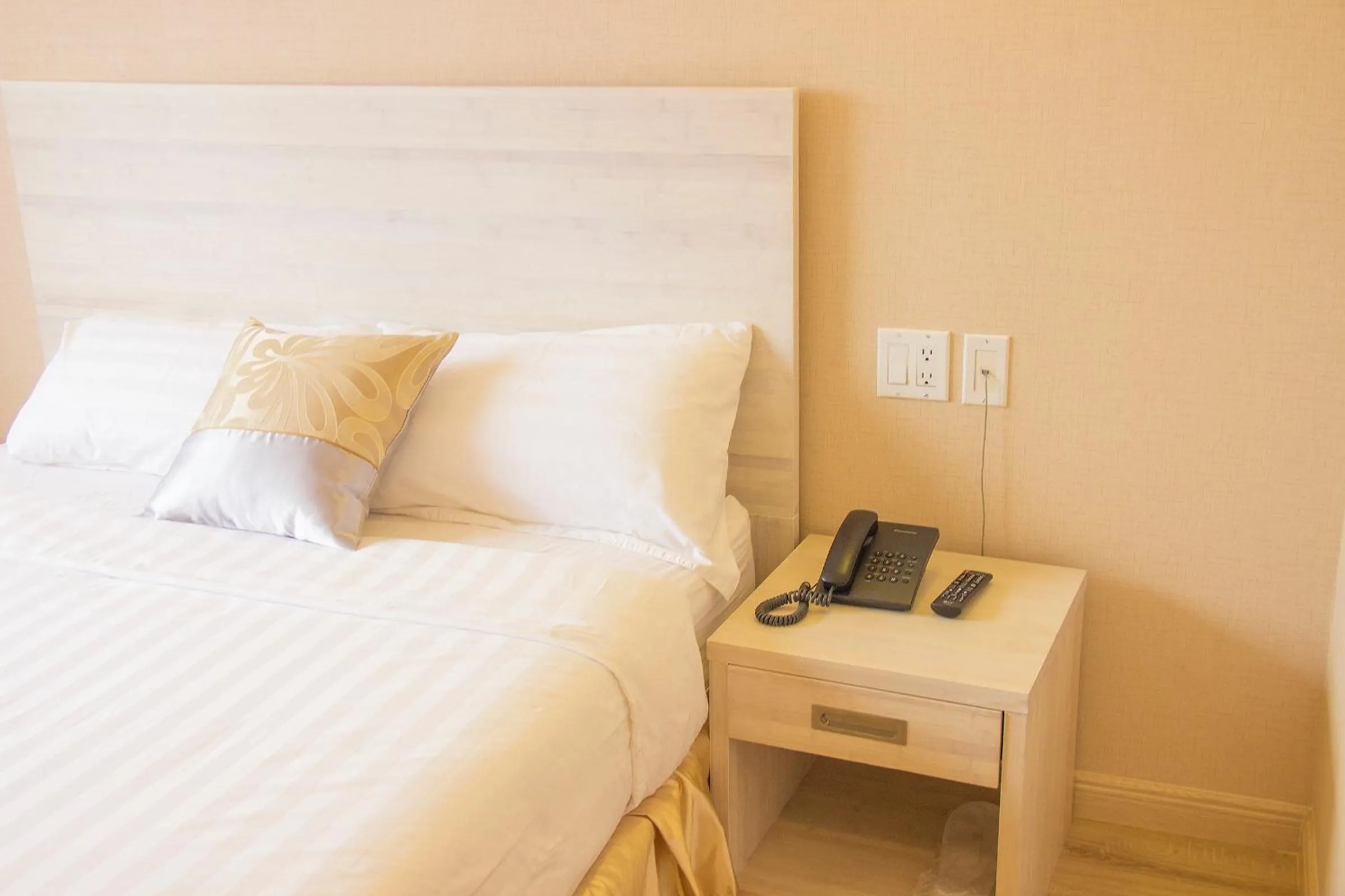 Standard Queen Room in Phoenix Hotel Brooklyn Sunset Park