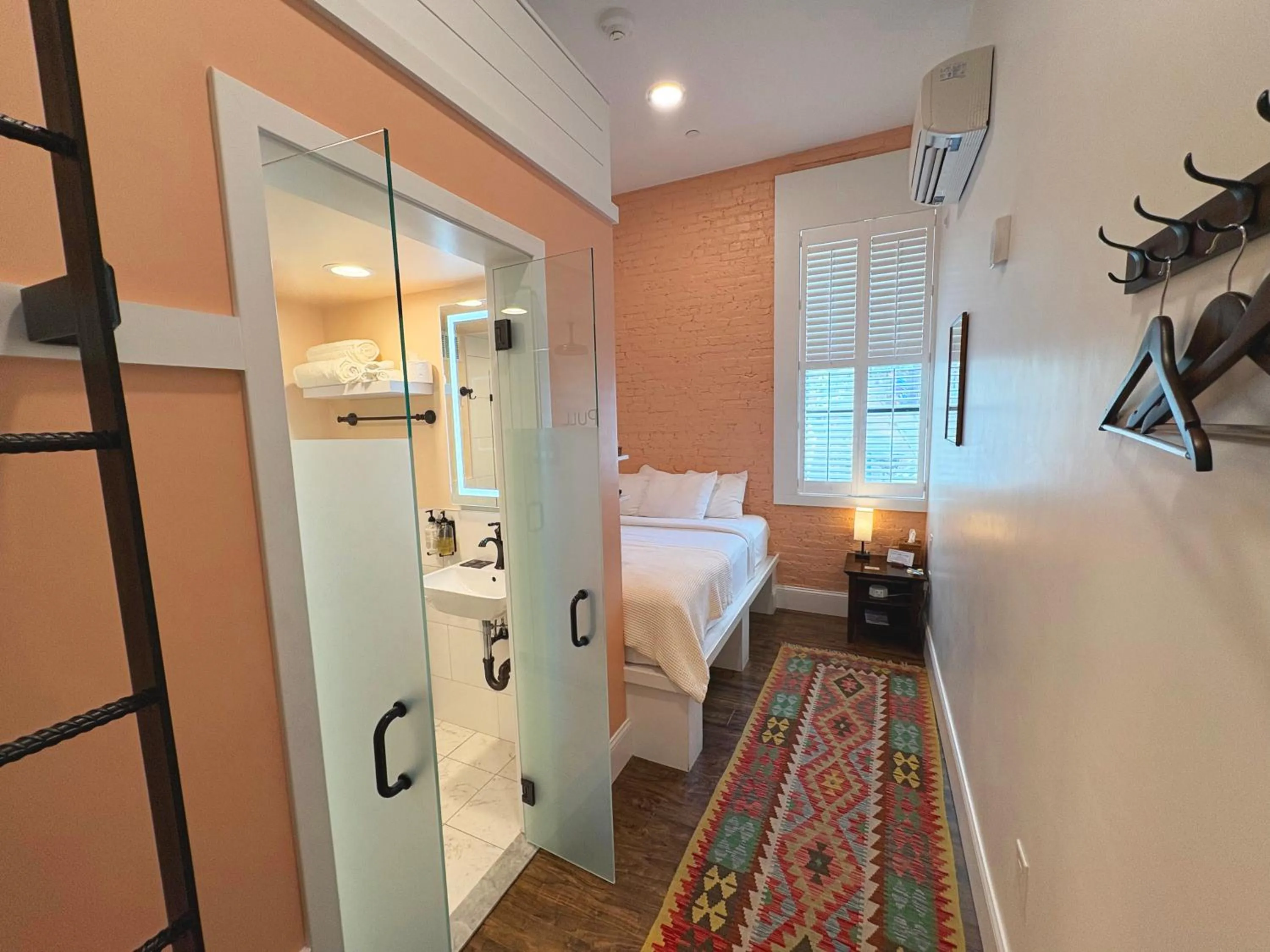 King Room in The Cabot Lodge