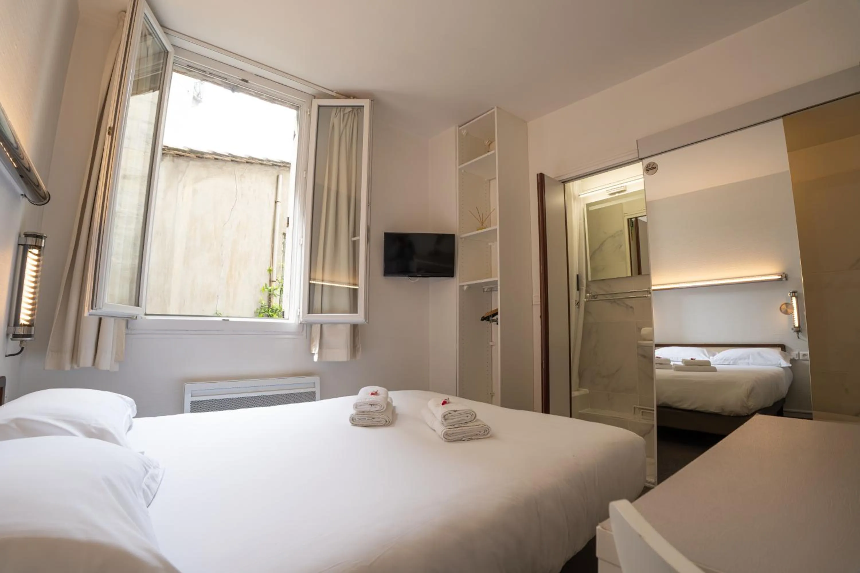 Double Room With Small Bathroom - Courtyard Side in Hotel Des Grands Hommes - Bordeaux Centre
