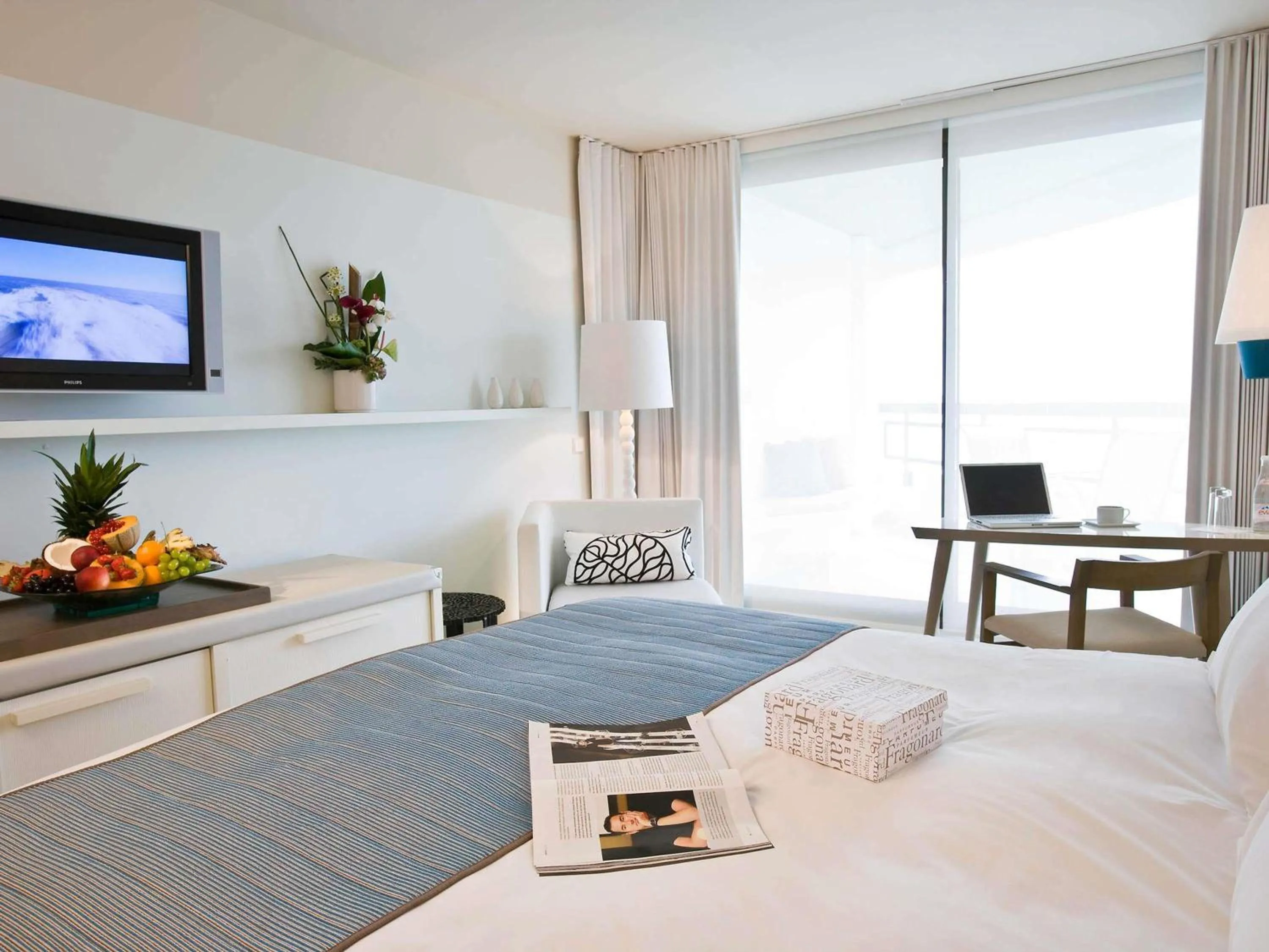 Classic Room with Terrace - Partial sea view in Pullman Cannes Mandelieu