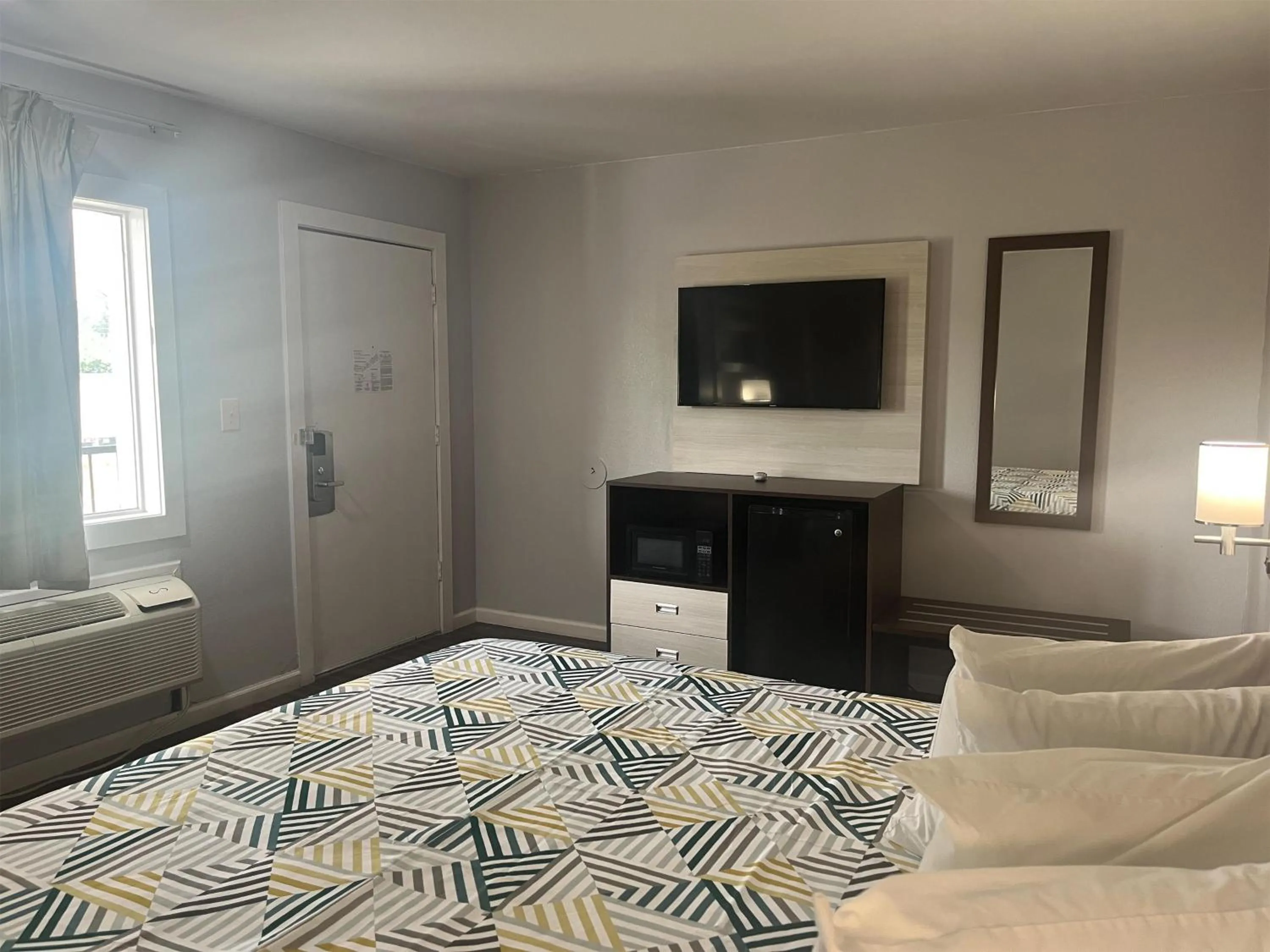 King Room - Smoking  in Motel 6 Saint George, SC – I-95