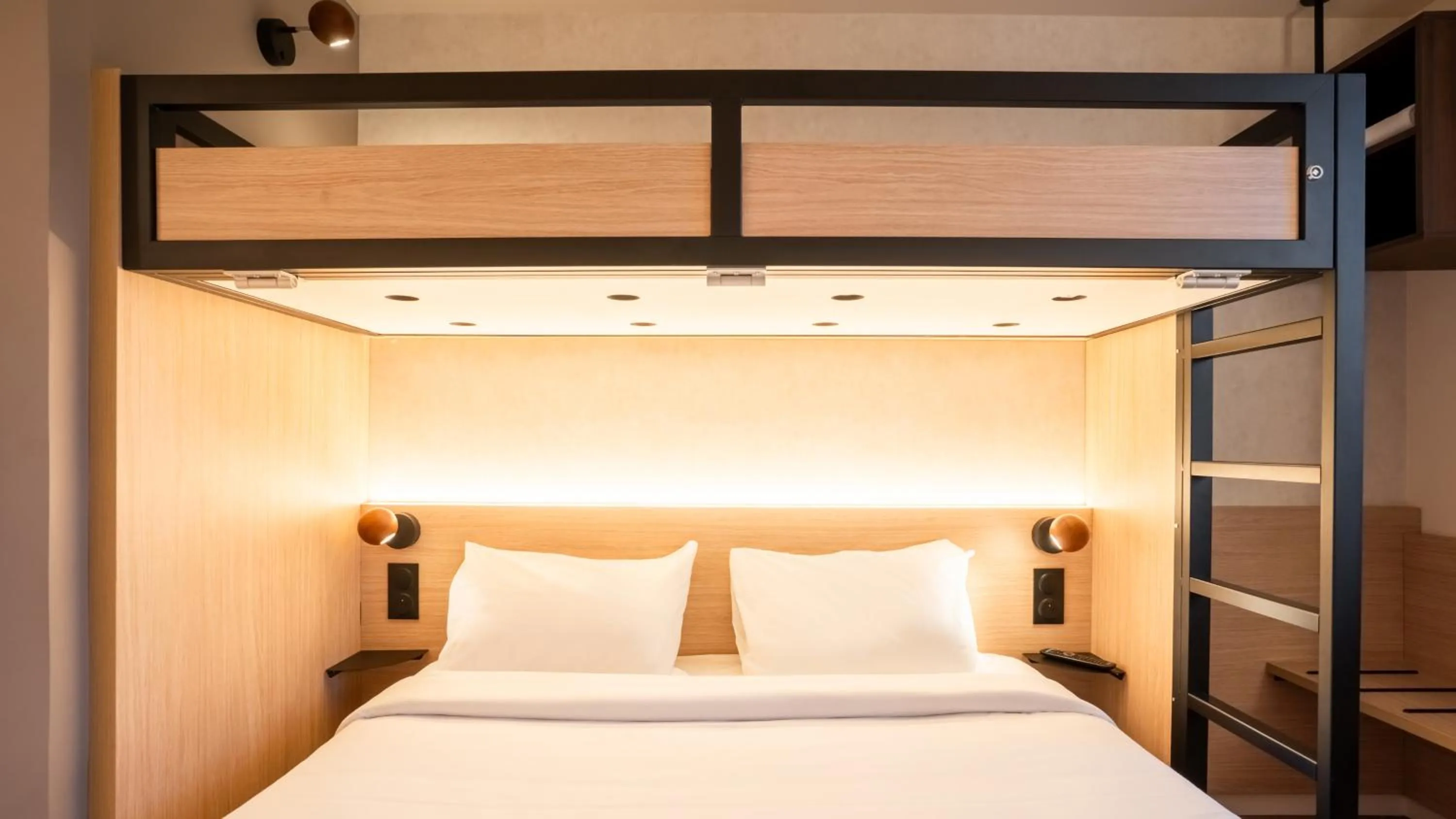 Standard Queen Room with One Bunk Bed in Premiere Classe Montreuil