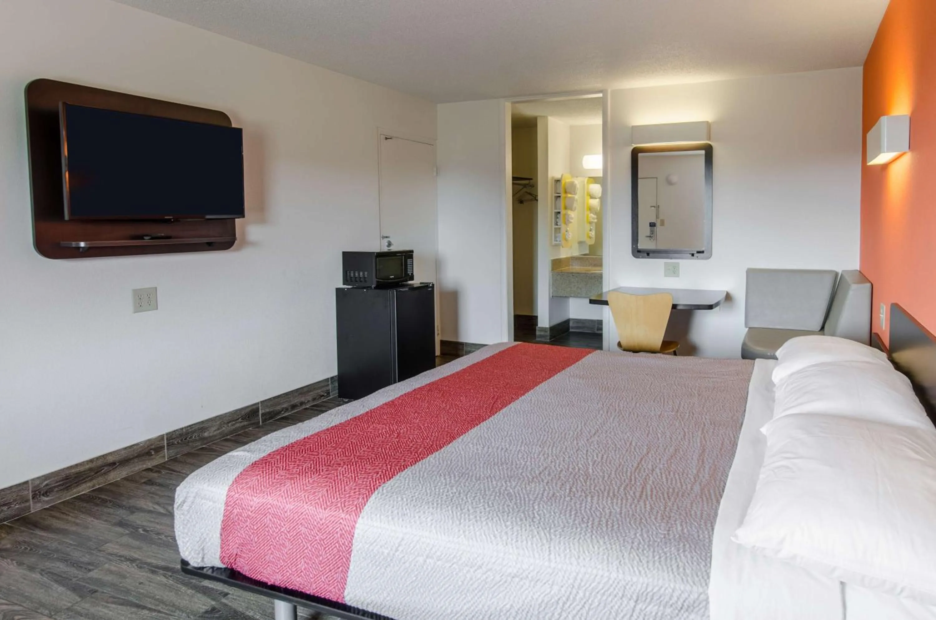 Deluxe Quadruple Room in Motel 6-Staunton, VA