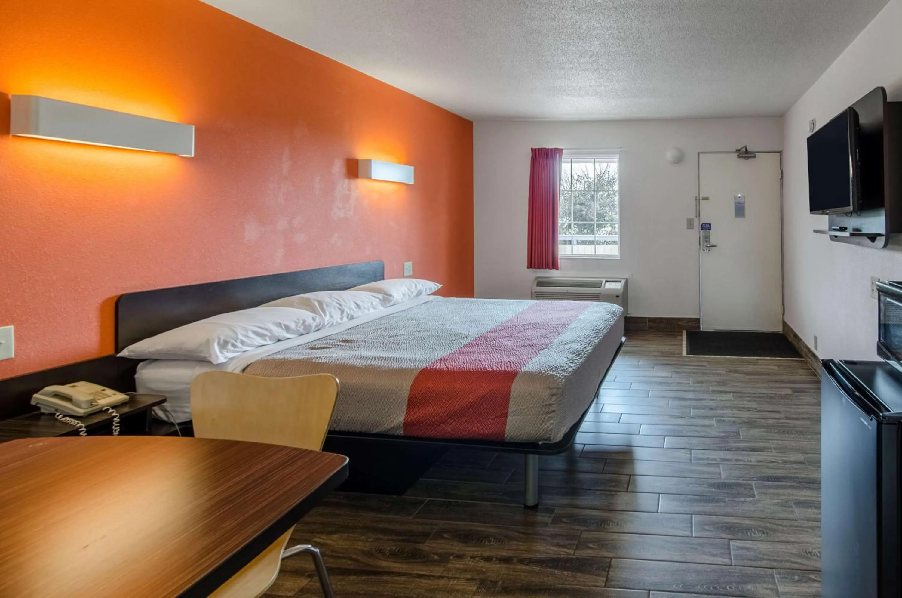 King Room - Non-Smoking in Motel 6-Staunton, VA