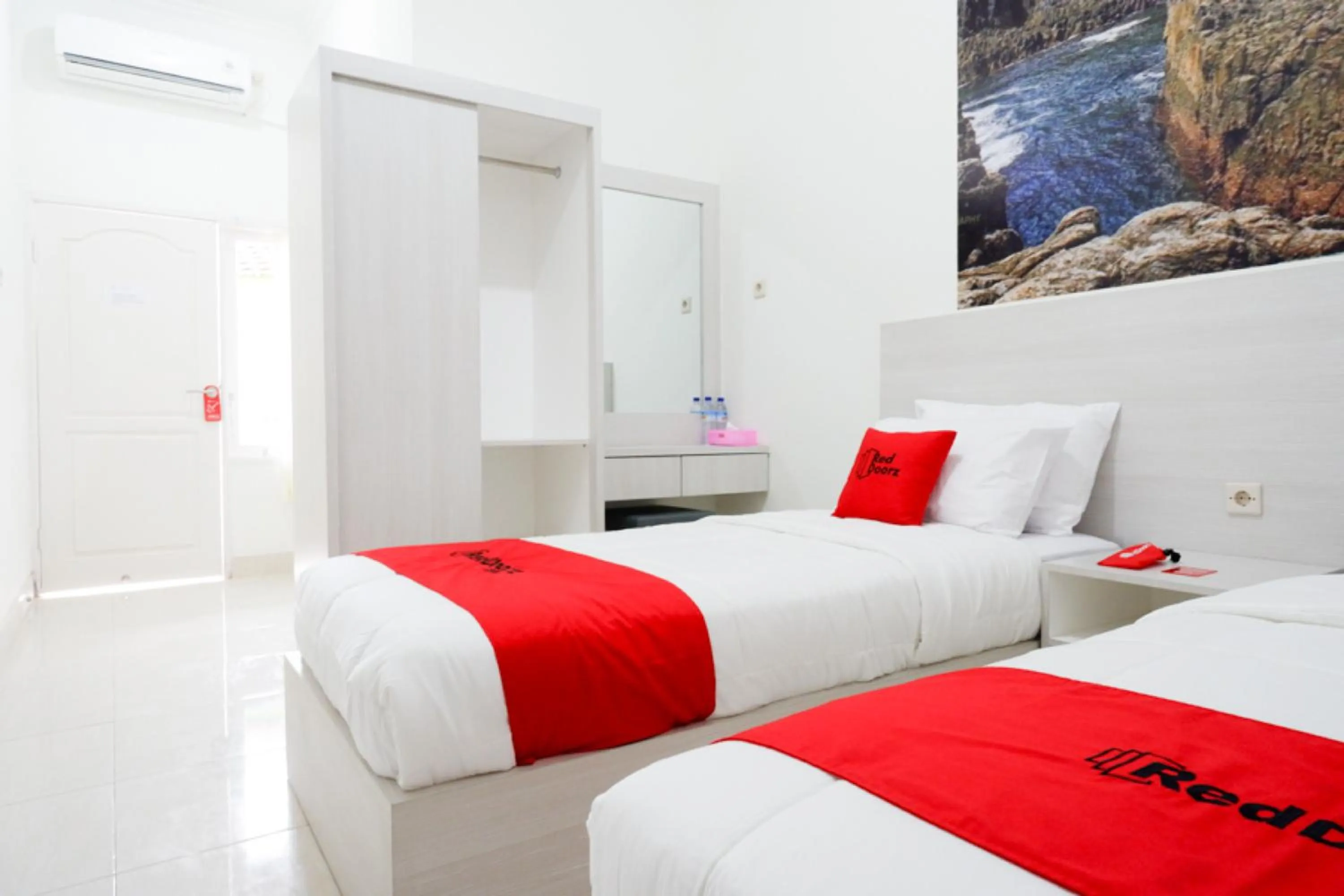 Twin Room in RedDoorz near Mataram University