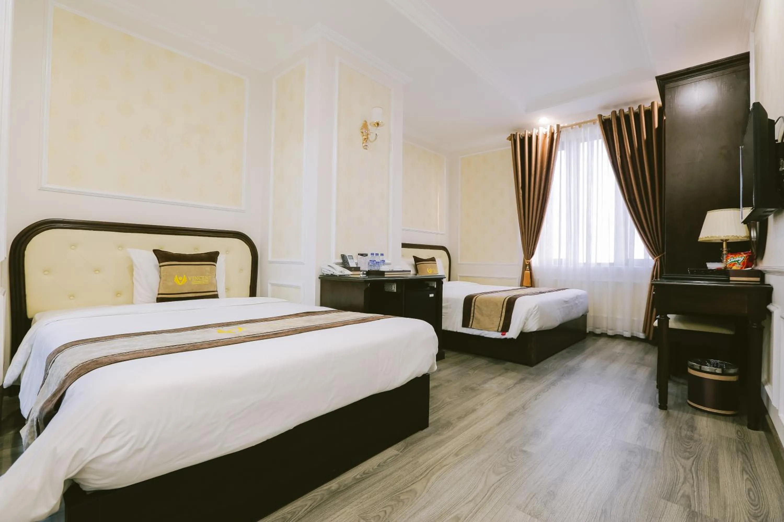Double or Twin Room with Sea View in Vincent Halong Hotel