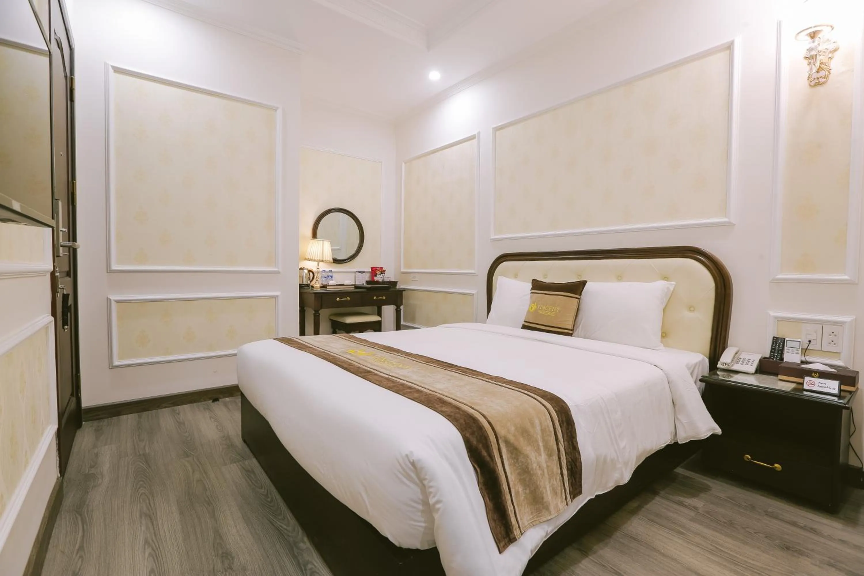 Large Double Room in Vincent Halong Hotel