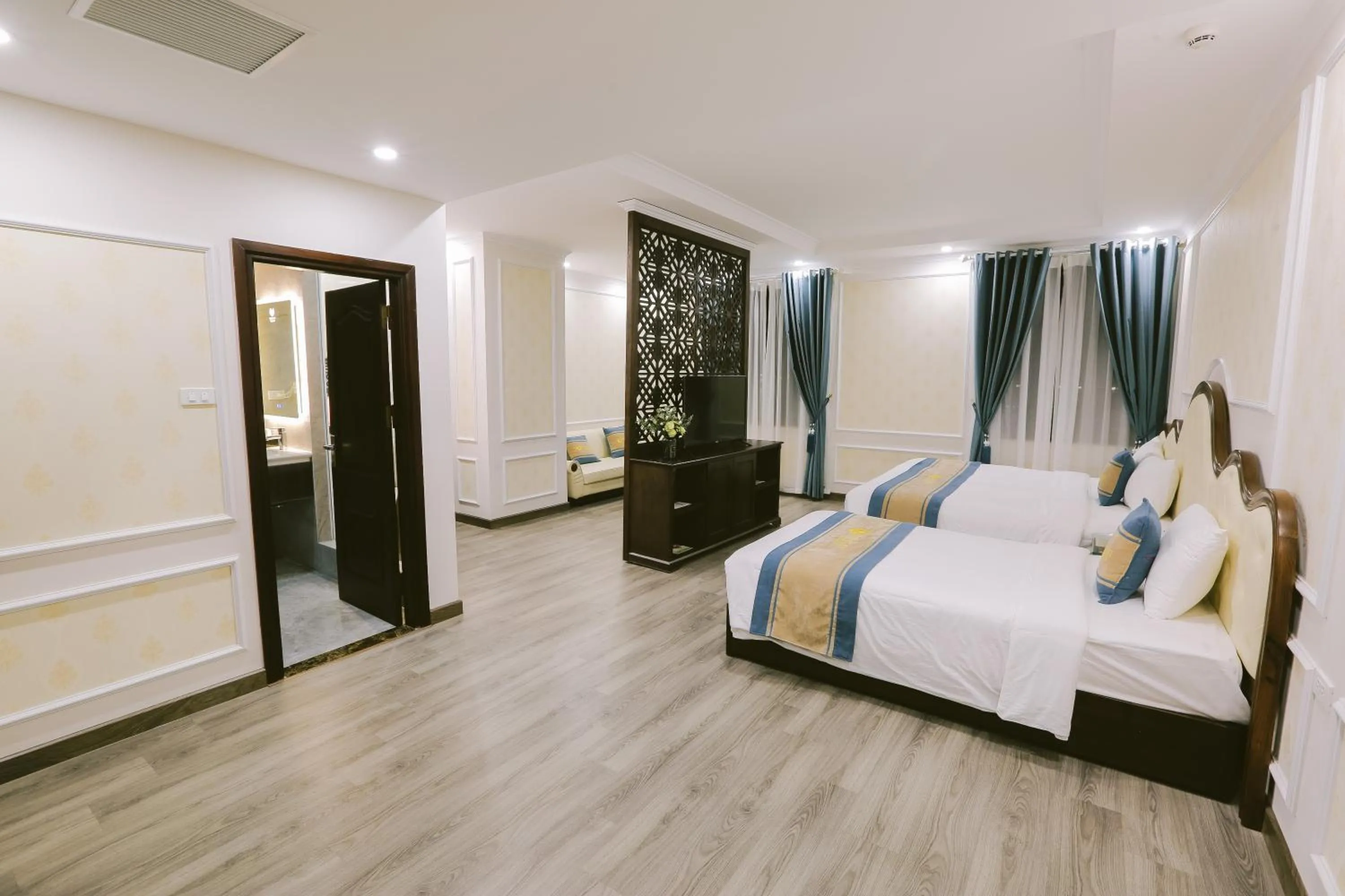 Family Room in Vincent Halong Hotel