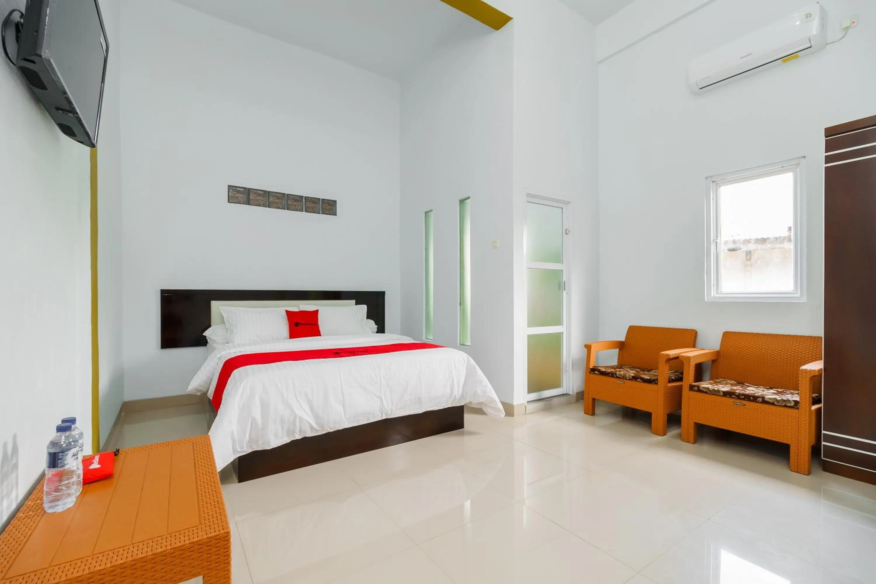 Deluxe Double Room in RedDoorz Syariah near Simpang Sekip Palembang