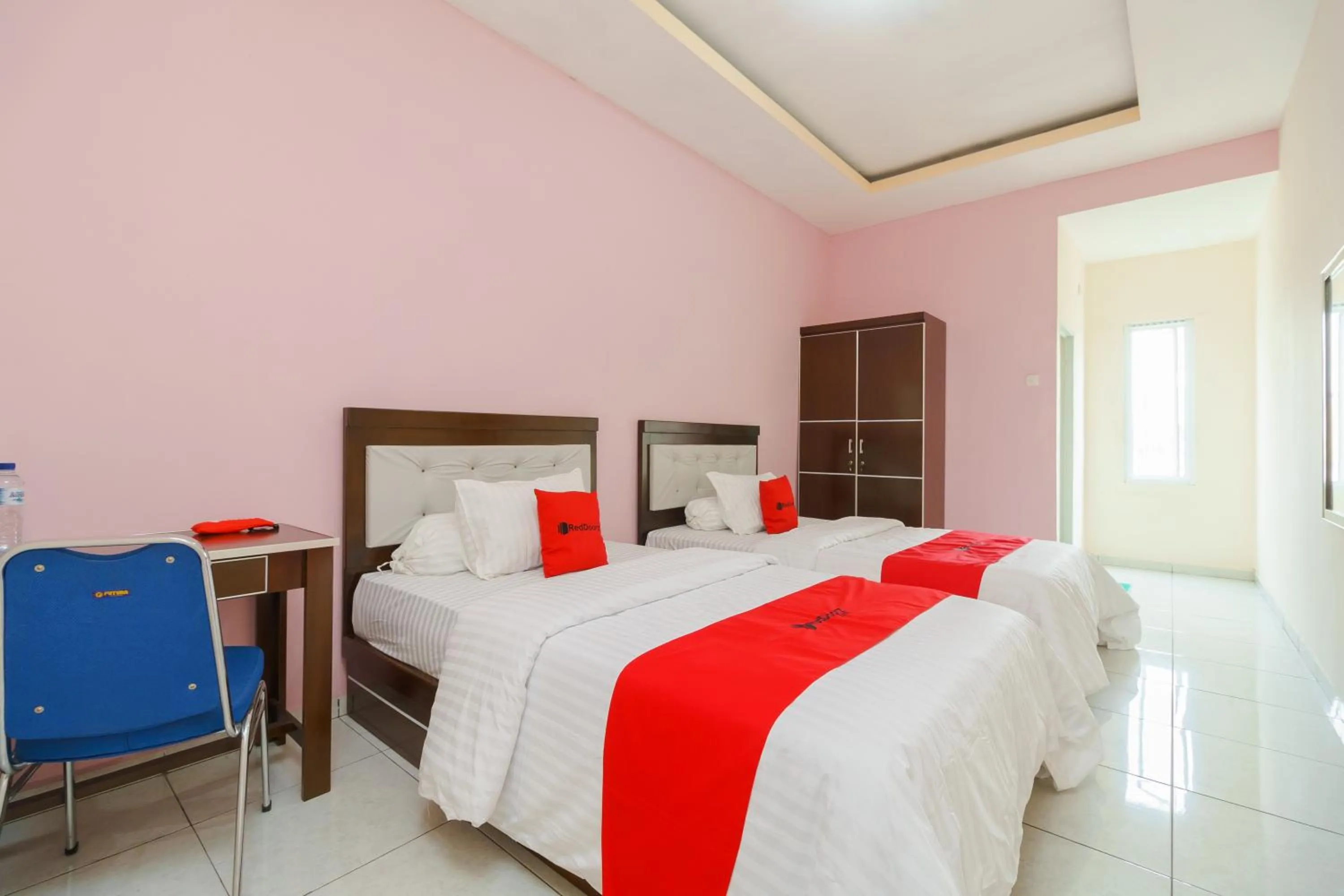 Standard Twin Room in RedDoorz Syariah near Simpang Sekip Palembang