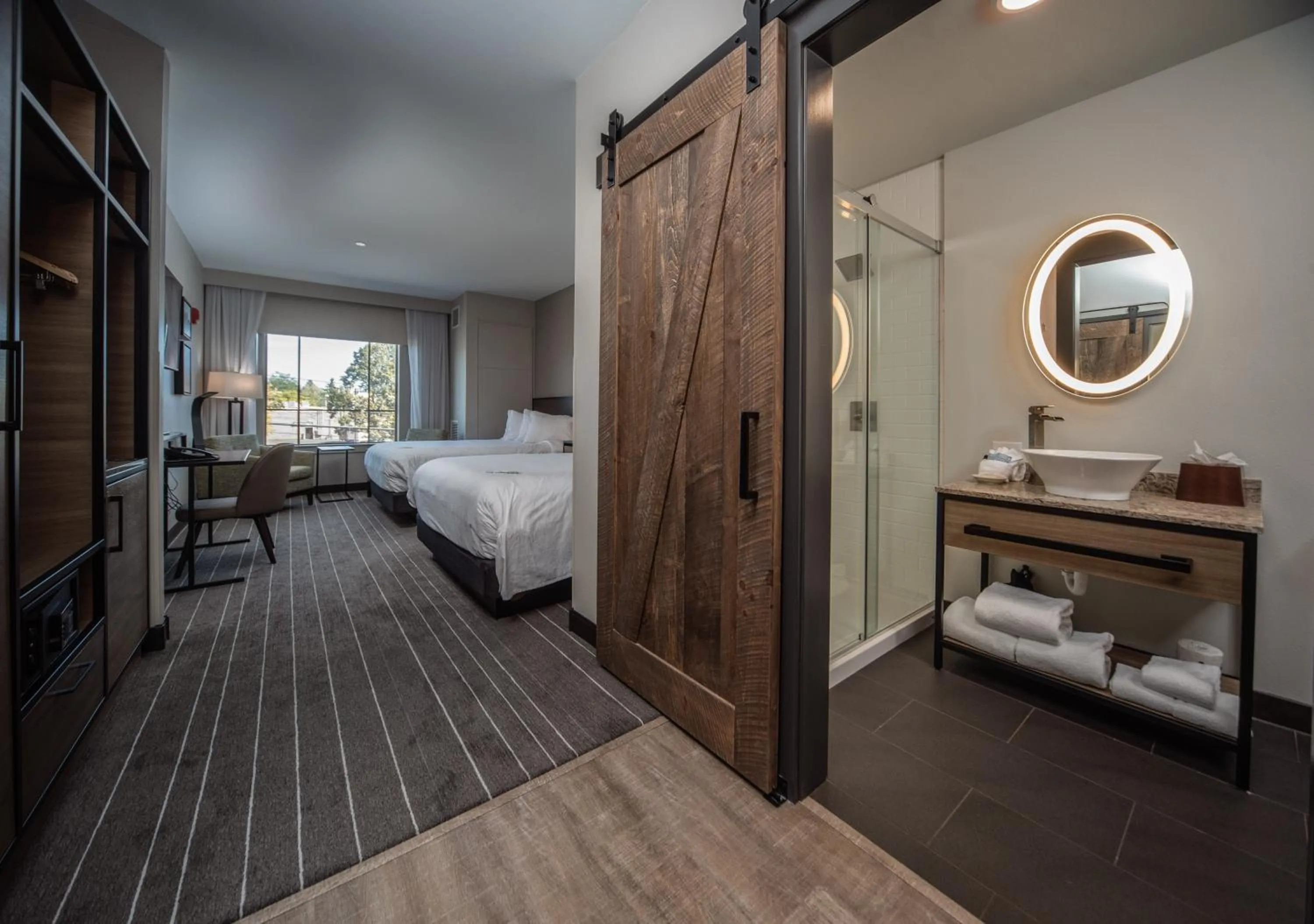 Queen Room with Two Queen Beds - Disability Access in Hotel Windrow Downtown Ellensburg