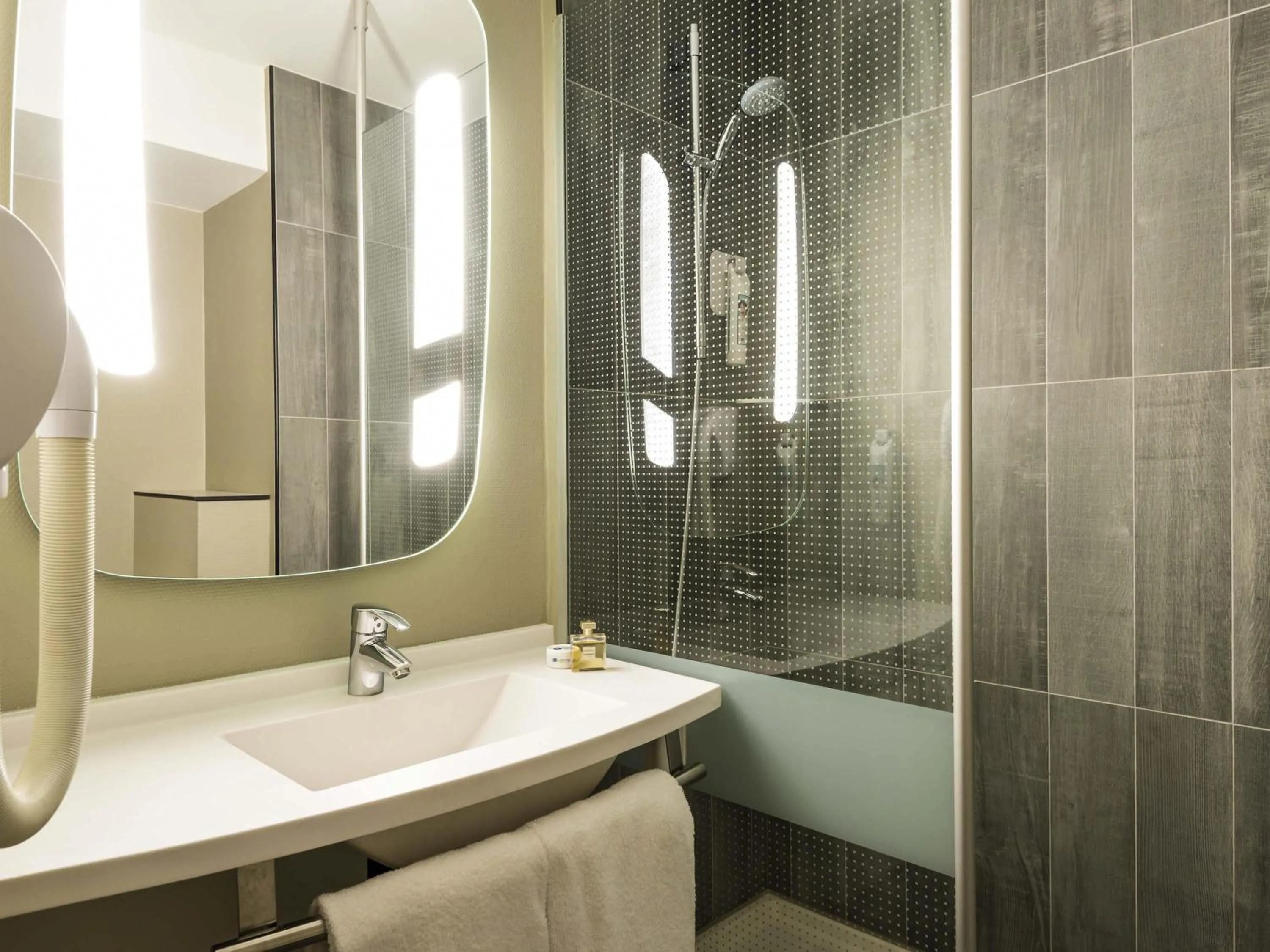 Standard Twin Room in ibis Paris Gare du Nord Château Landon 10ème