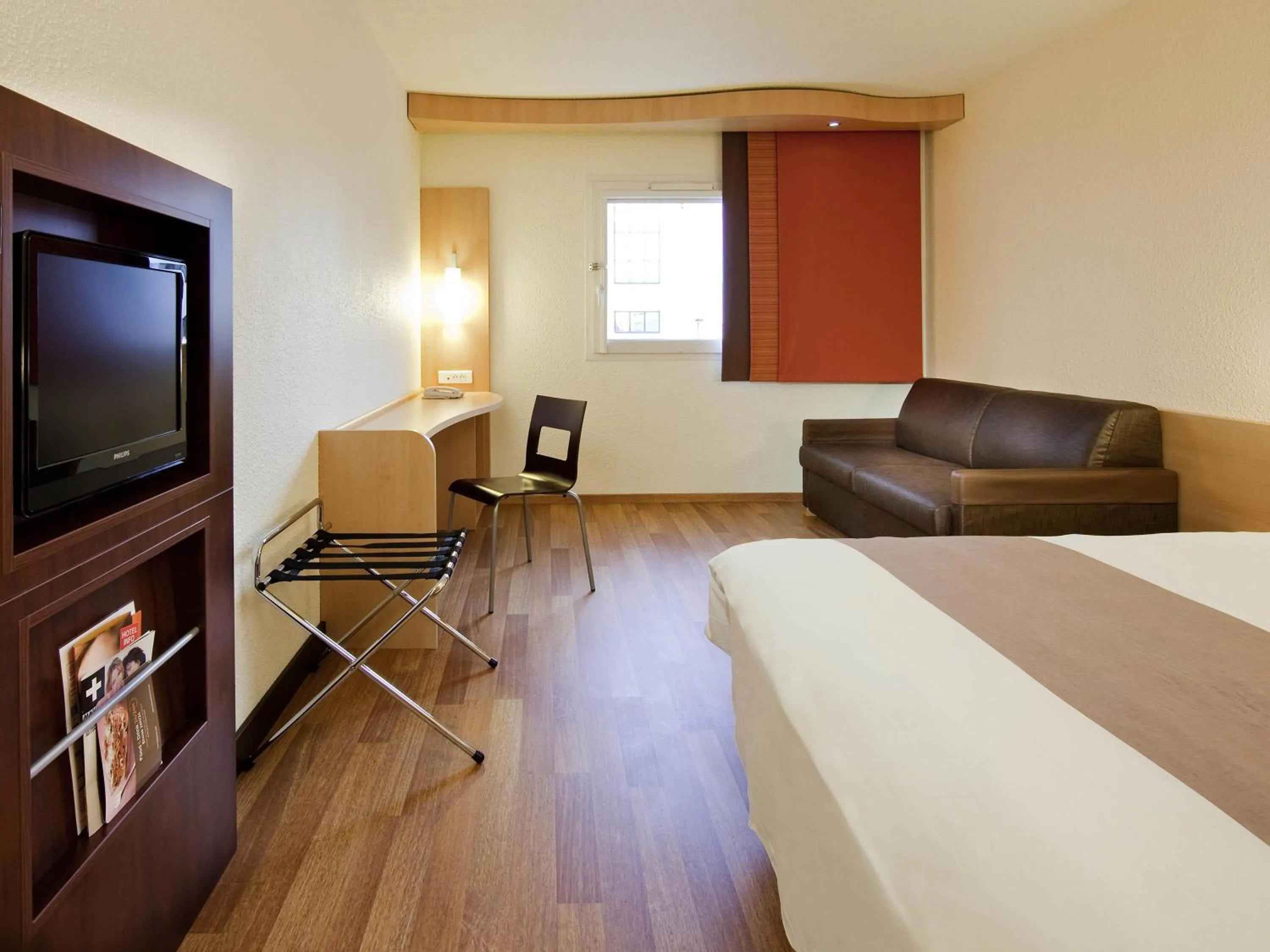 Standard Room with One Double Bed and One Single Bed in ibis Paris Pantin Eglise