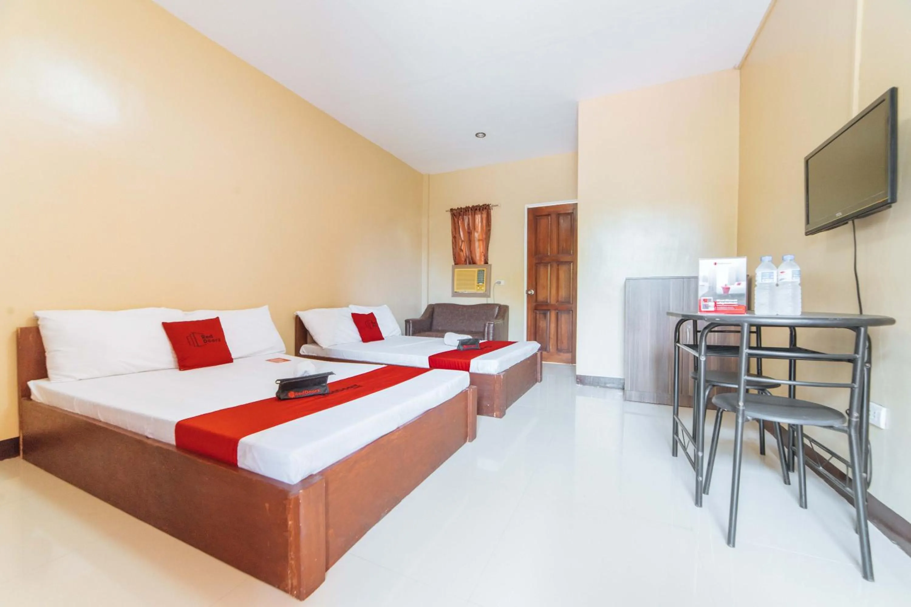 Family Room in RedDoorz @ Lagao General Santos